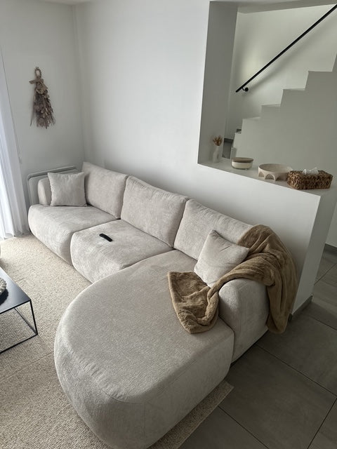 Canapé d'angle Lepic beige Paname Avenue avec méridienne dans un intérieur minimaliste et chaleureux - retour client