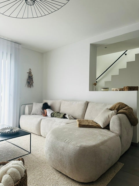 Canapé d'angle Lepic beige Paname Avenue avec méridienne dans un intérieur familial et chaleureux - retour client