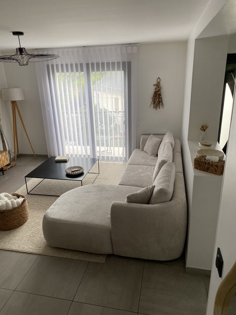 Canapé d'angle Lepic beige Paname Avenue avec méridienne dans un salon lumineux à la décoration minimaliste - retour client