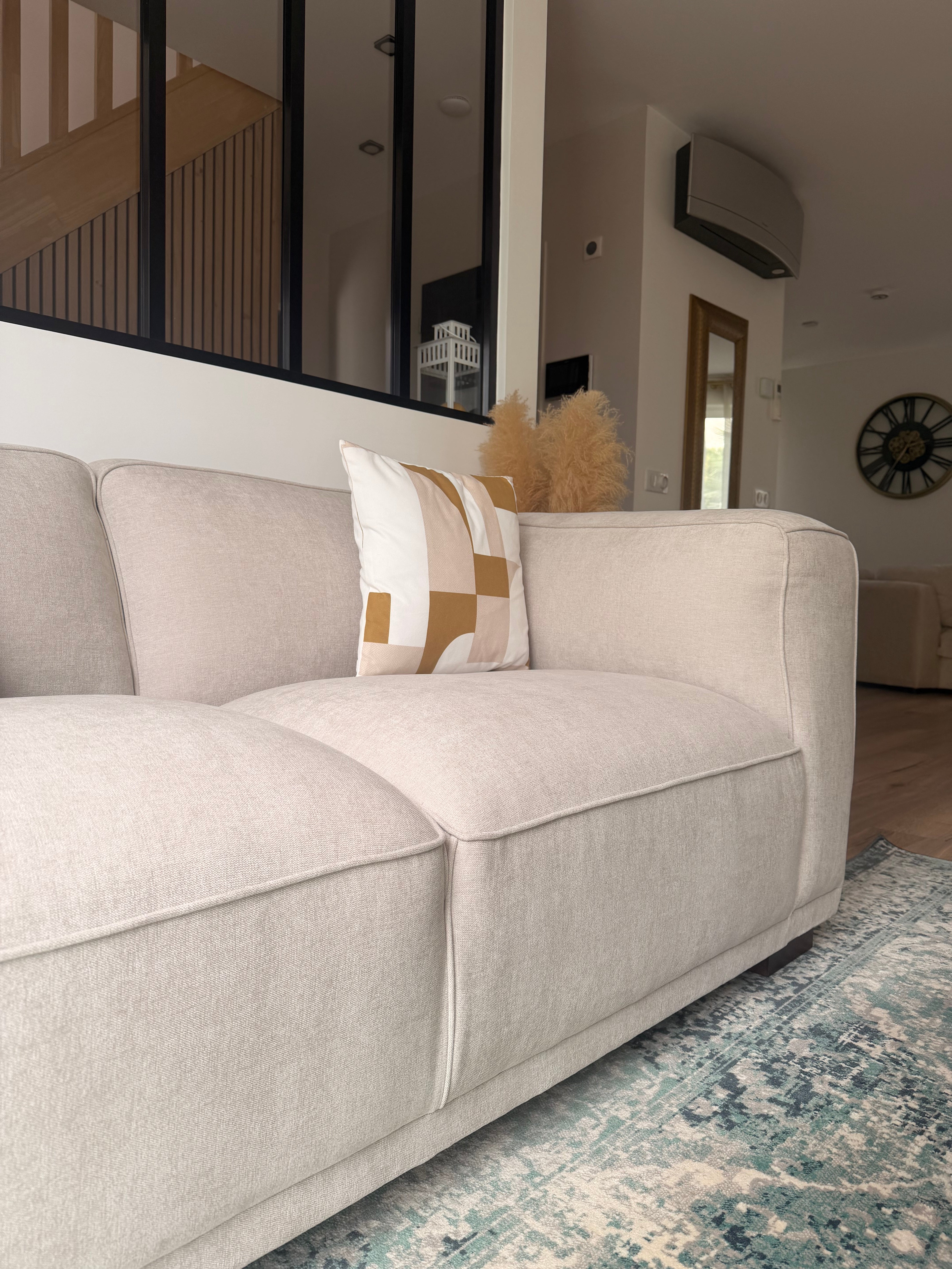 Canapé droit Poulbot en tissu chenille beige Paname Avenue - détail de l'assise, de l'accoudoir et des finitions - retour client