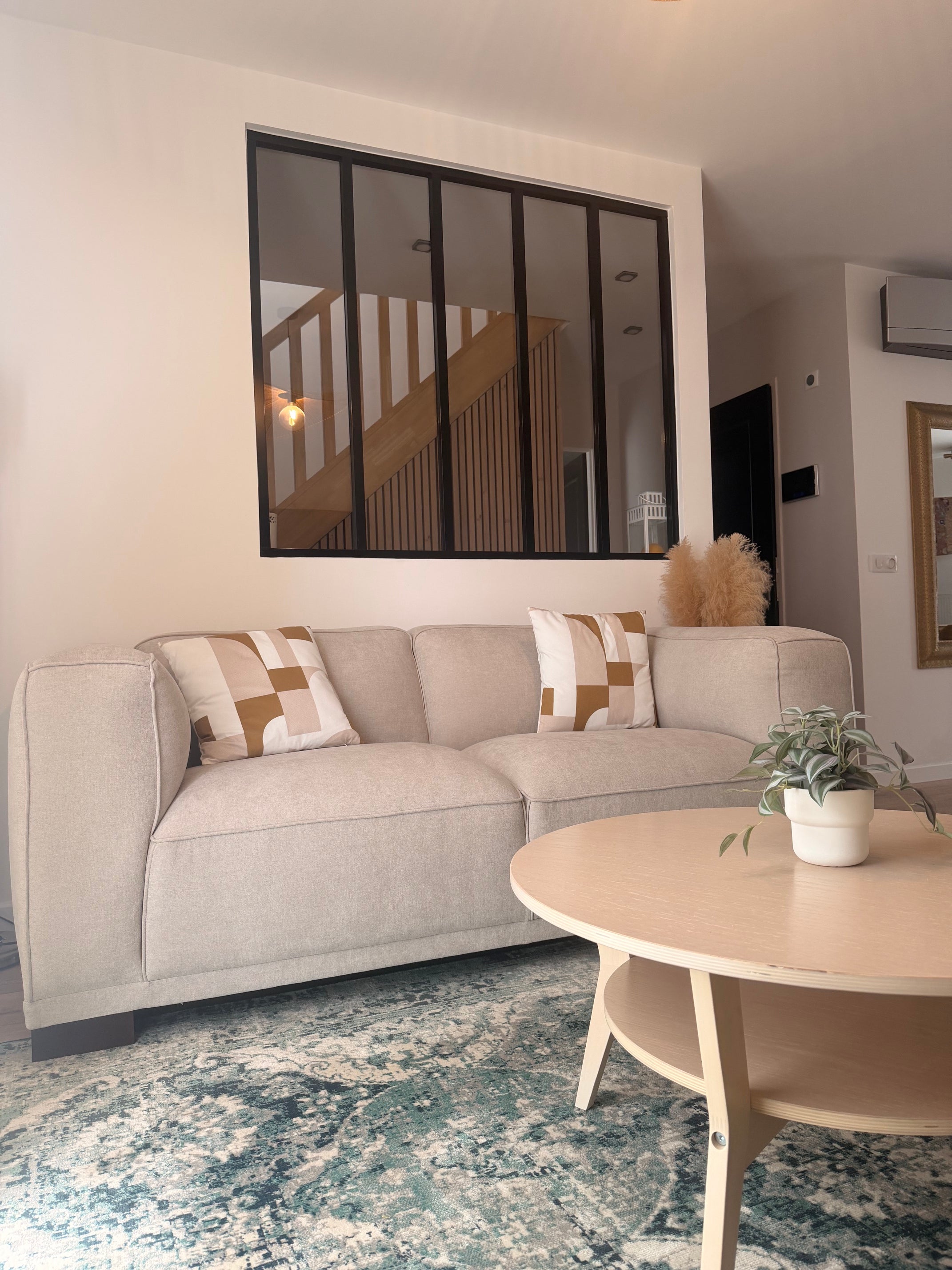 Canapé droit Poulbot en tissu chenille beige Paname Avenue avec table basse ronde dans un salon contemporain - retour client