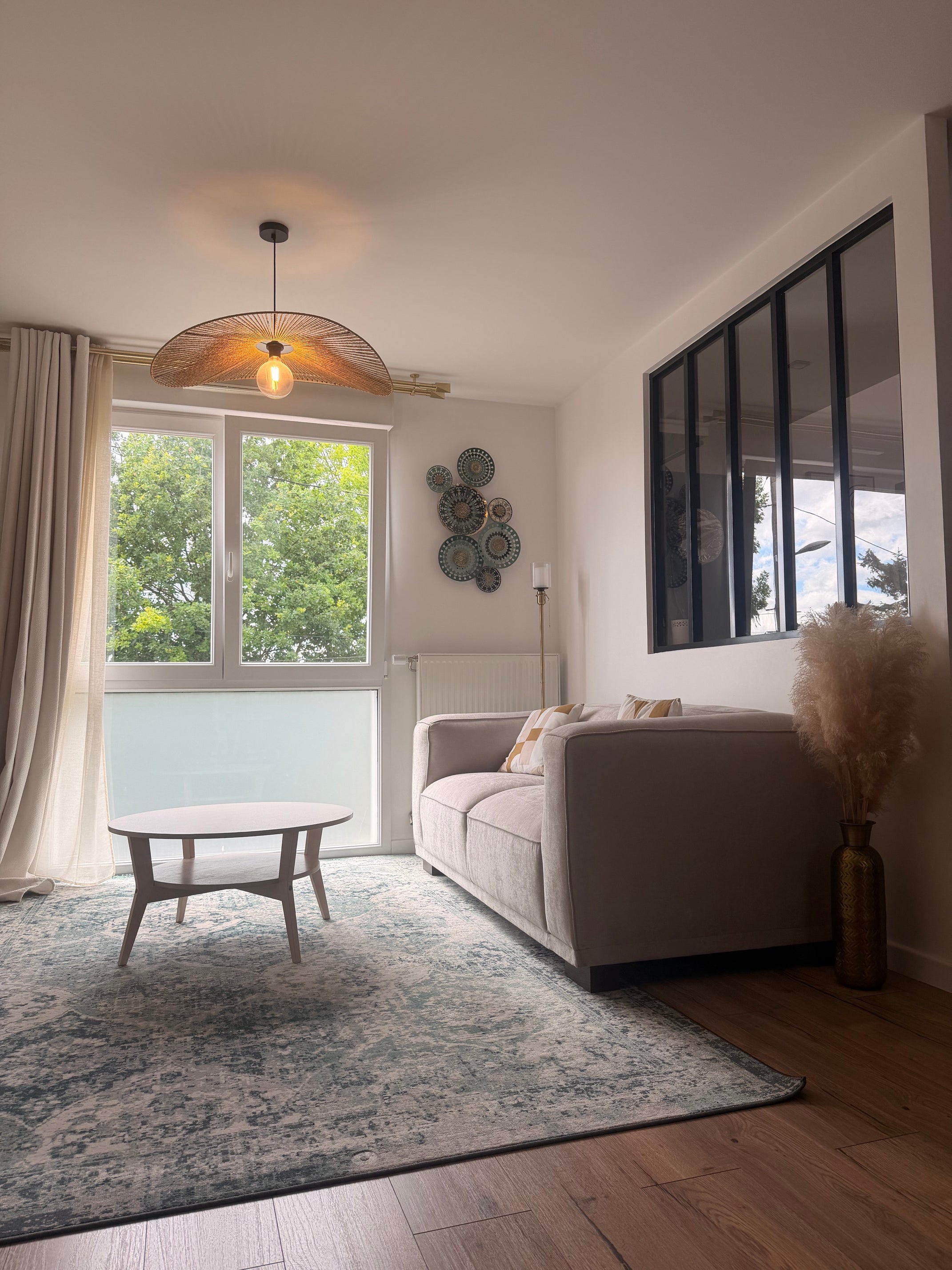 Canapé droit Poulbot en tissu chenille beige Paname Avenue dans un salon lumineux avec tapis texturé et lumière naturelle - retour client
