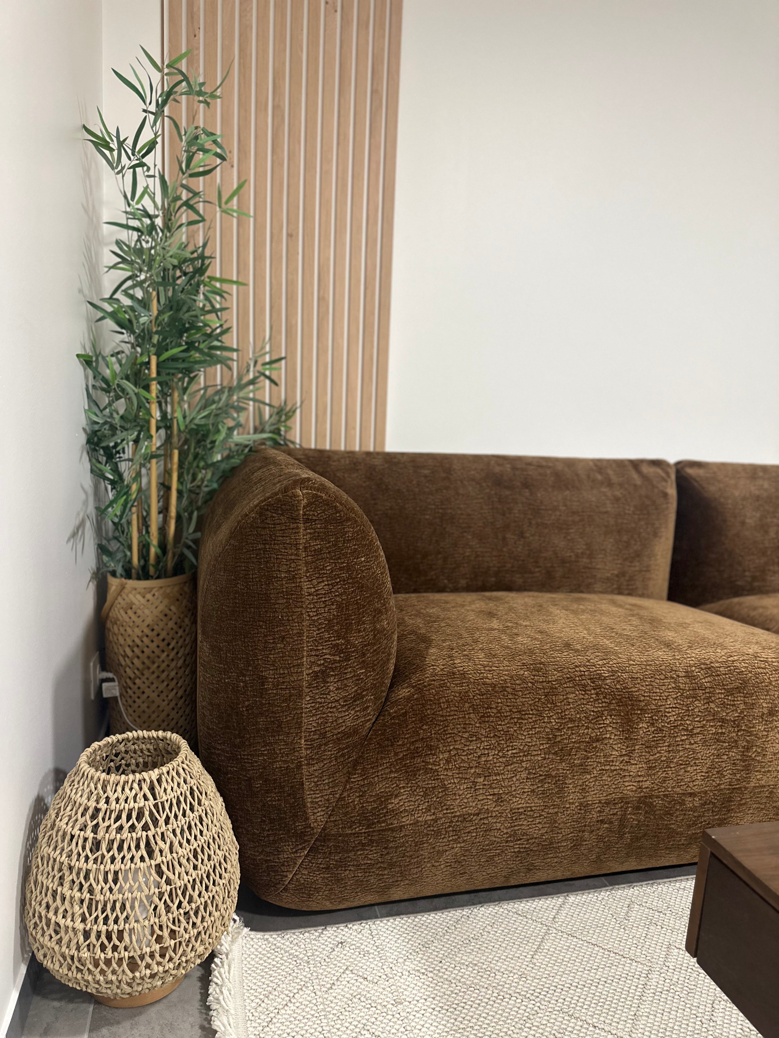 Canapé droit Portefoin en tissu chenille marron Paname Avenue - détail de l'assise, de l'accoudoir et du revêtement - retour client