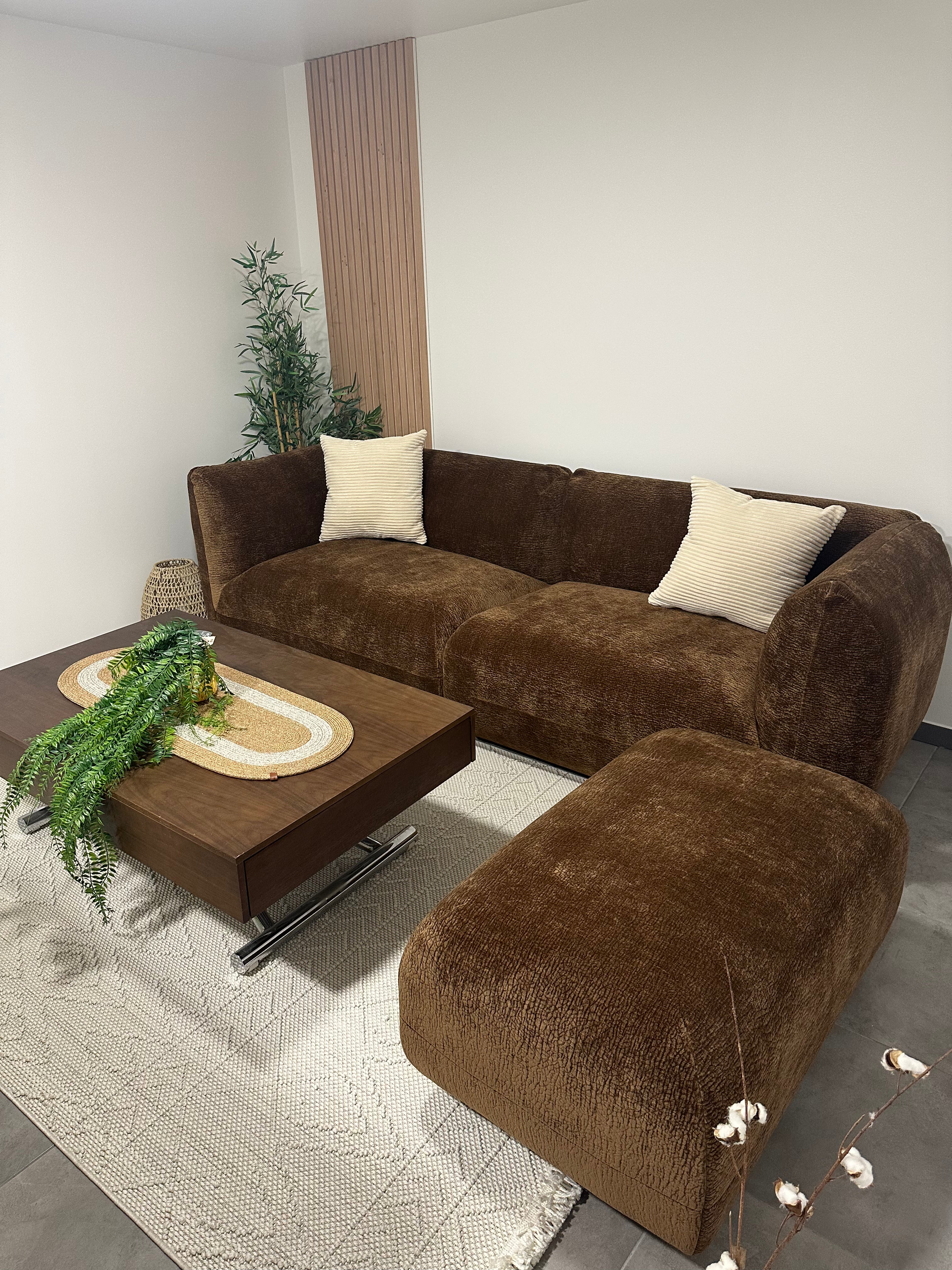 Ensemble duo canapé droit Portefoin et pouf Blainville en tissu chenille marron Paname Avenue - retour client dans son salon 