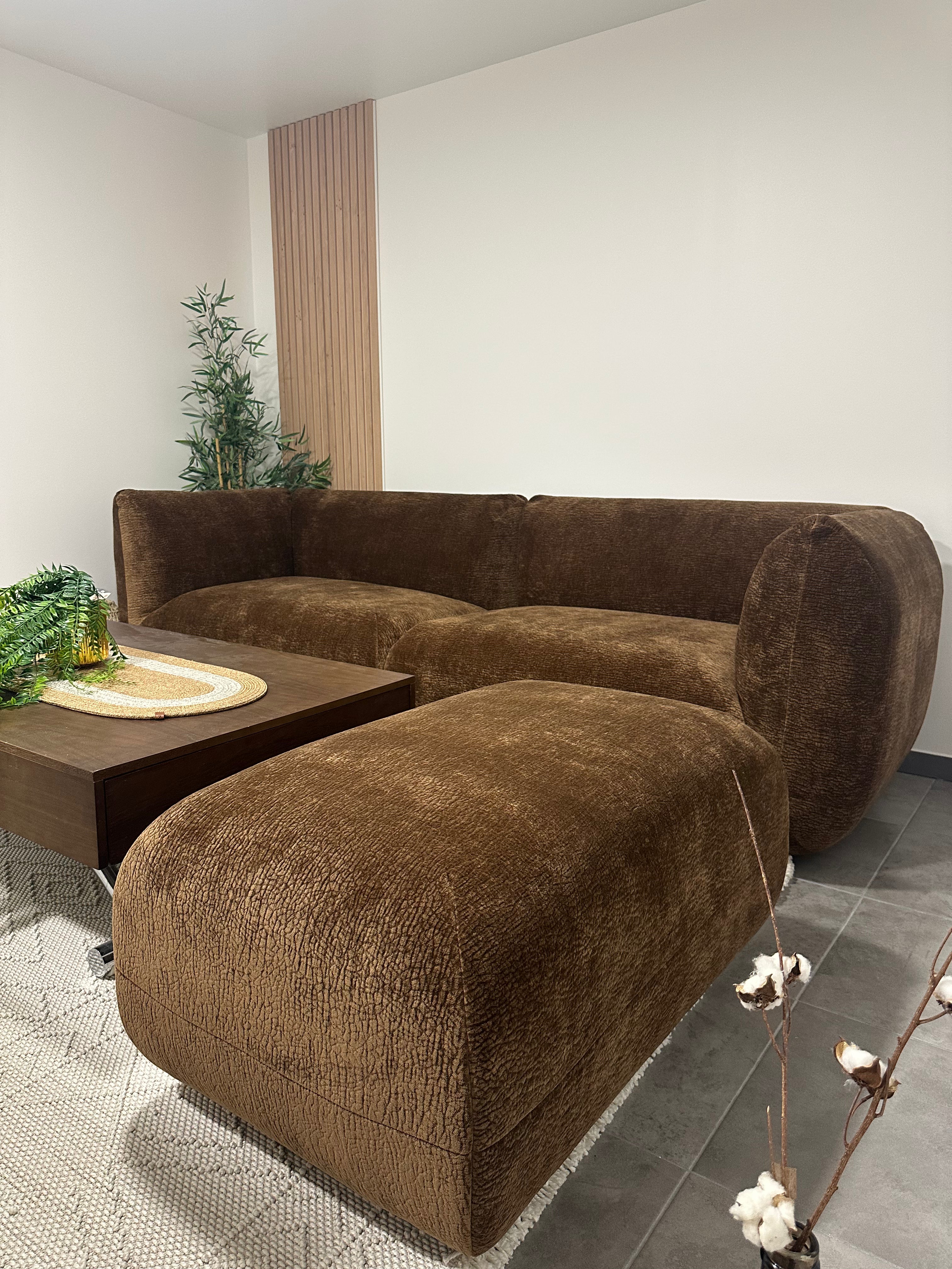 Ensemble duo canapé droit Portefoin et pouf Blainville en tissu chenille marron Paname Avenue - zoom finition du pouf et de son revêtement.
