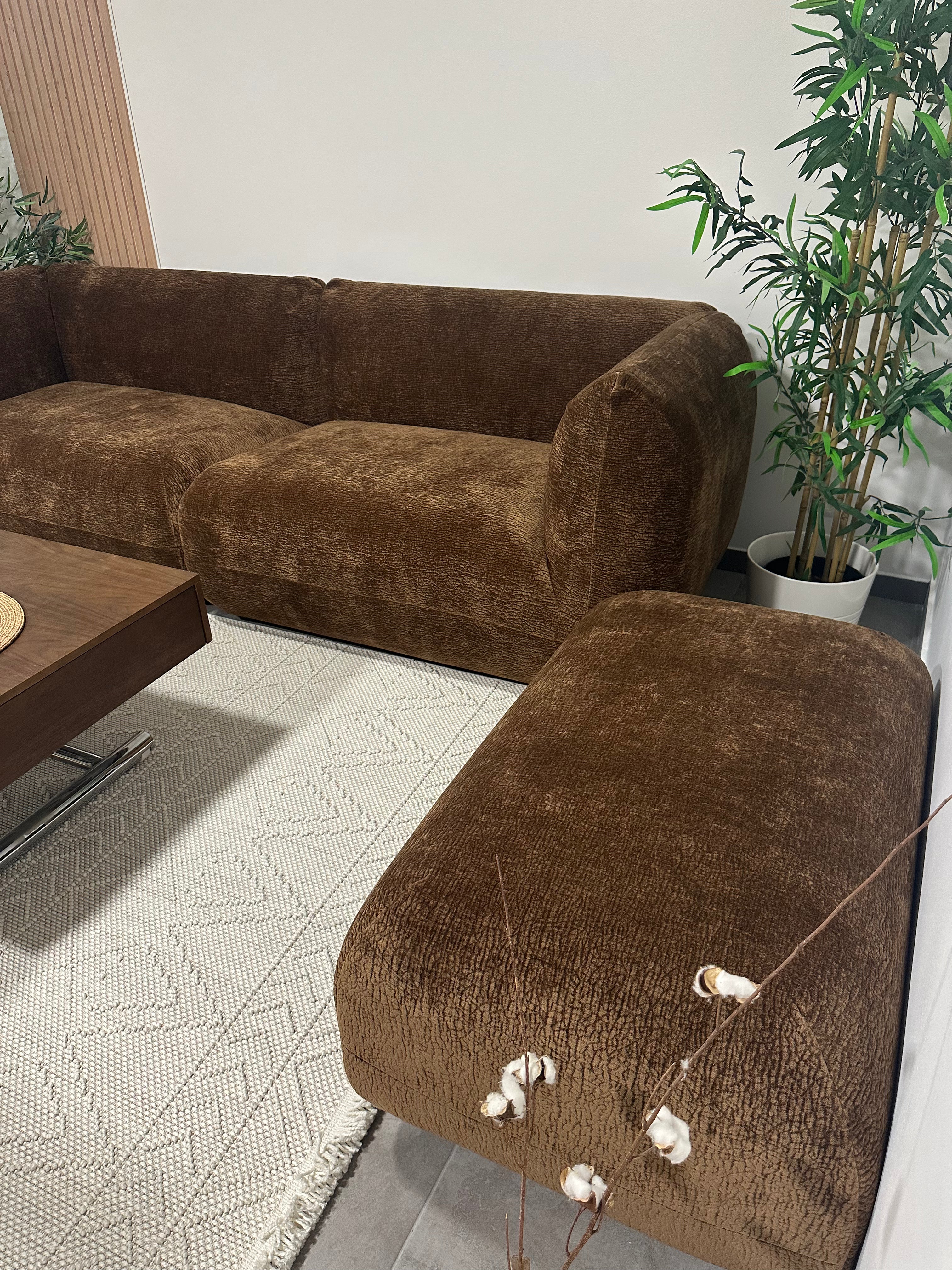 Ensemble duo canapé droit Portefoin et pouf Blainville en tissu chenille marron Paname Avenue - retour client dans son salon avec une ambiance végétale.