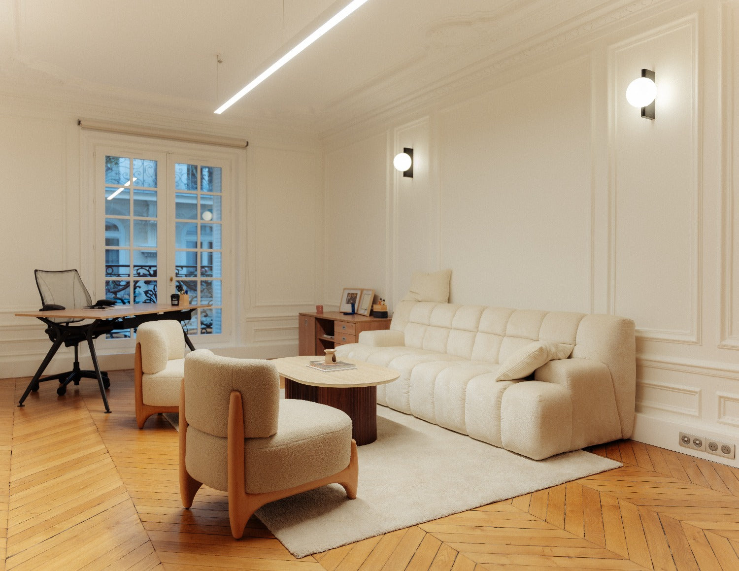 Retour client en photo du canapé droit Saint-Honoré en tissu chenille beige et fauteuils Rivoli en tissu bouclette beige de chez Paname Avenue installés dans un intérieur contemporain et chaleureux.