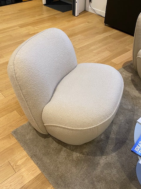 Fauteuil Louvre en tissu bouclette beige Paname Avenue visible avec un parquet élégant et tapis gris - retour client