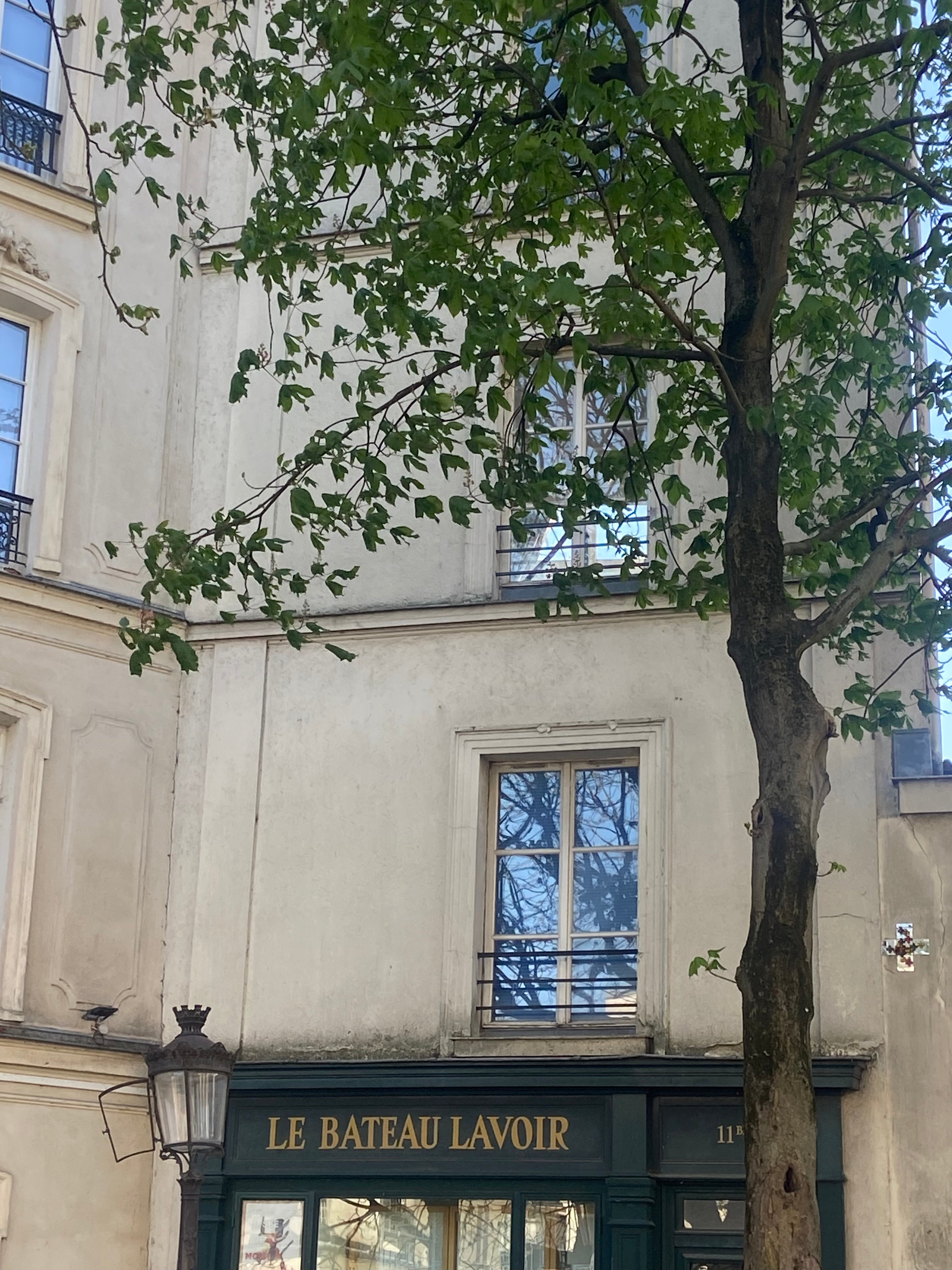Façade du Bateau Lavoir à Montmartre à Paris avec immeuble ancien et arbre en premier plan