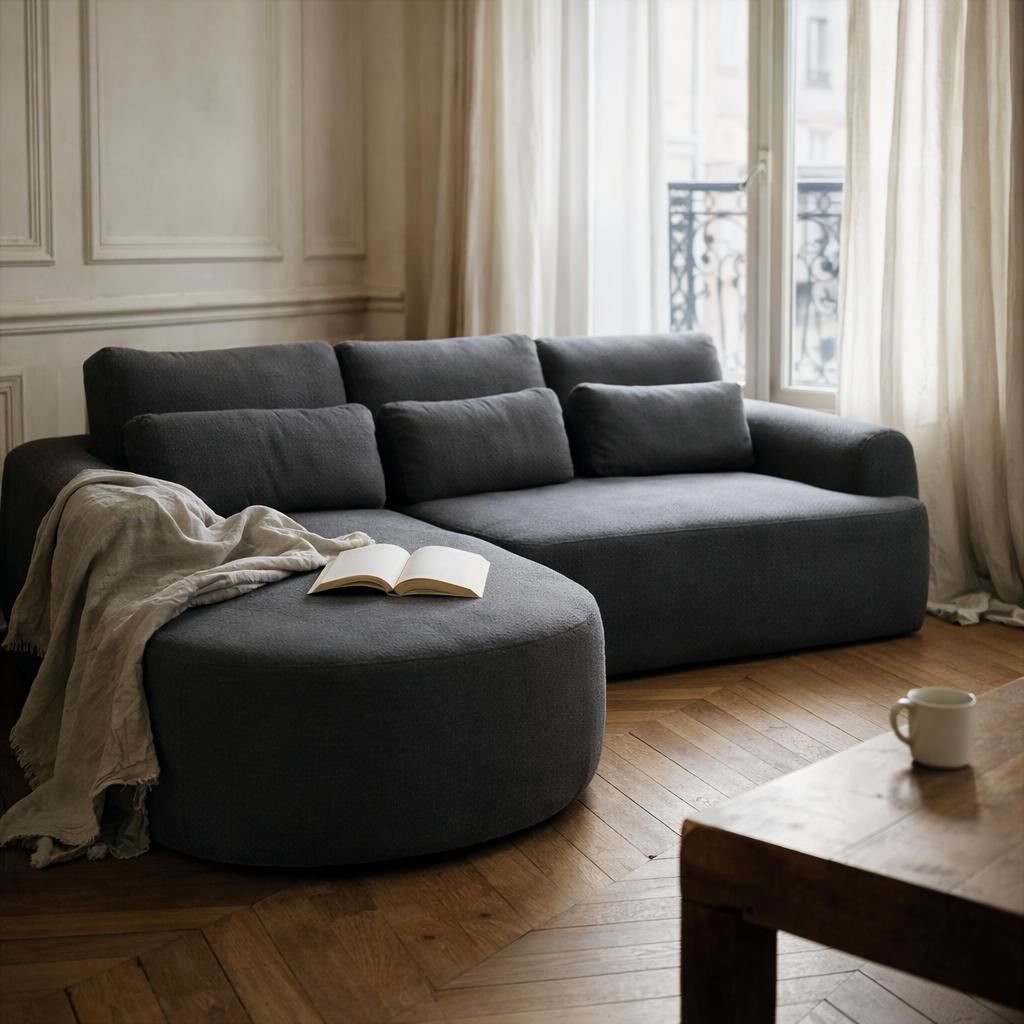 Canapé d'angle Aboukir de Paname Avenue dans un salon parisien haussmannien avec parquet en point de Hongrie