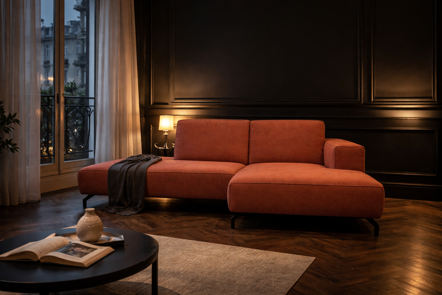Canapé d’angle droit Blanche en tissu chenille dans un salon d’appartement parisien