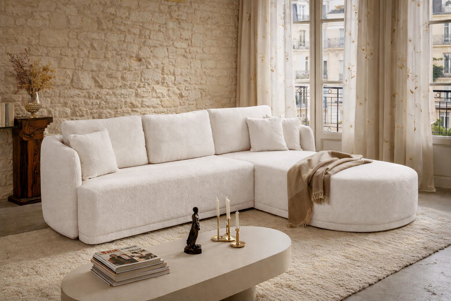 Canapé d’angle droit Charlot en tissu bouclette beige Paname Avenue, dans un décor inspire au quartier parisien