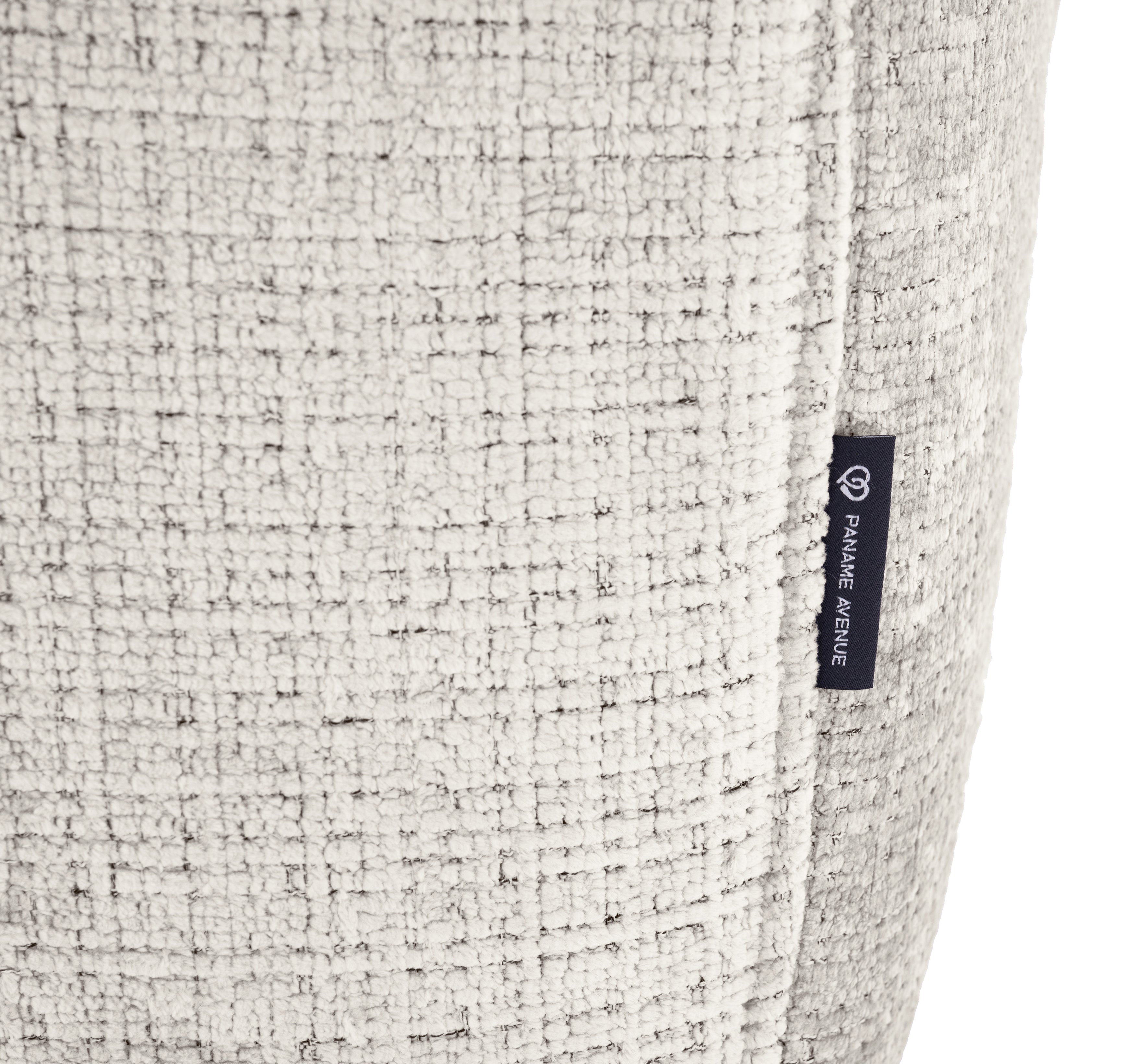 Canapé d’angle droit Marché-Saint-Honoré en tissu chenille beige Paname Avenue, détail du label de la marque