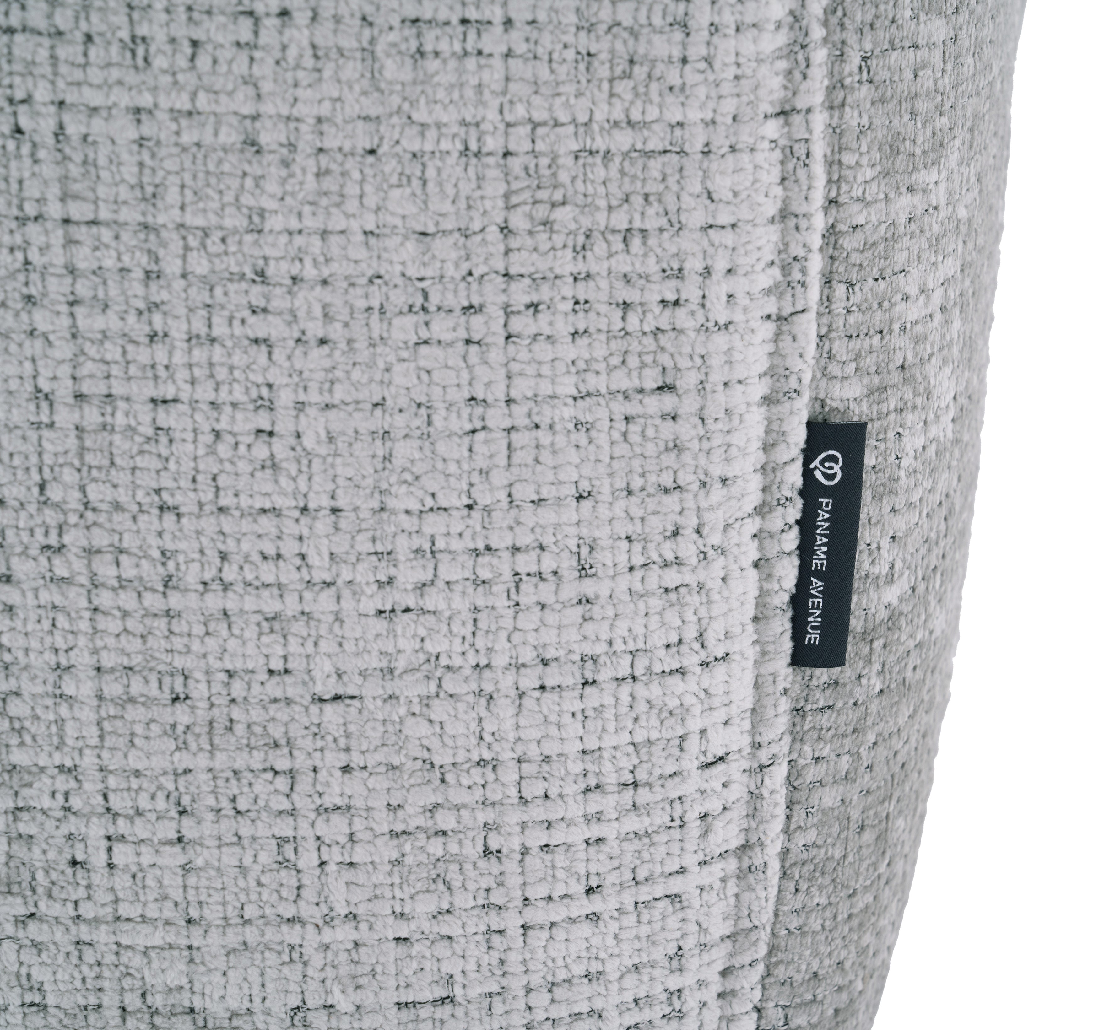Canapé d’angle droit Marché-Saint-Honoré en tissu chenille gris Paname Avenue, détail du label de la marque