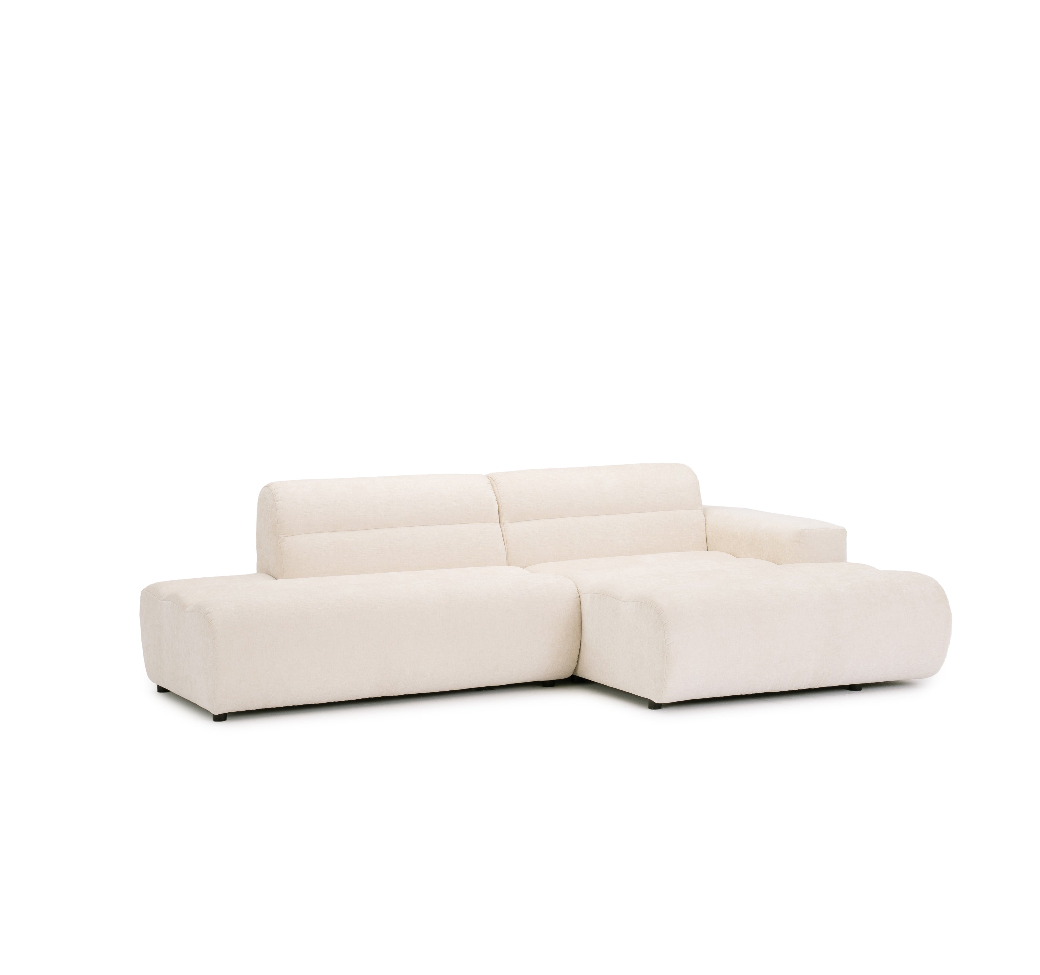 Canapé d’angle droit Notre-Dame-de-Nazareth en tissu chenille beige Paname Avenue, vue trois-quarts sur fond blanc
