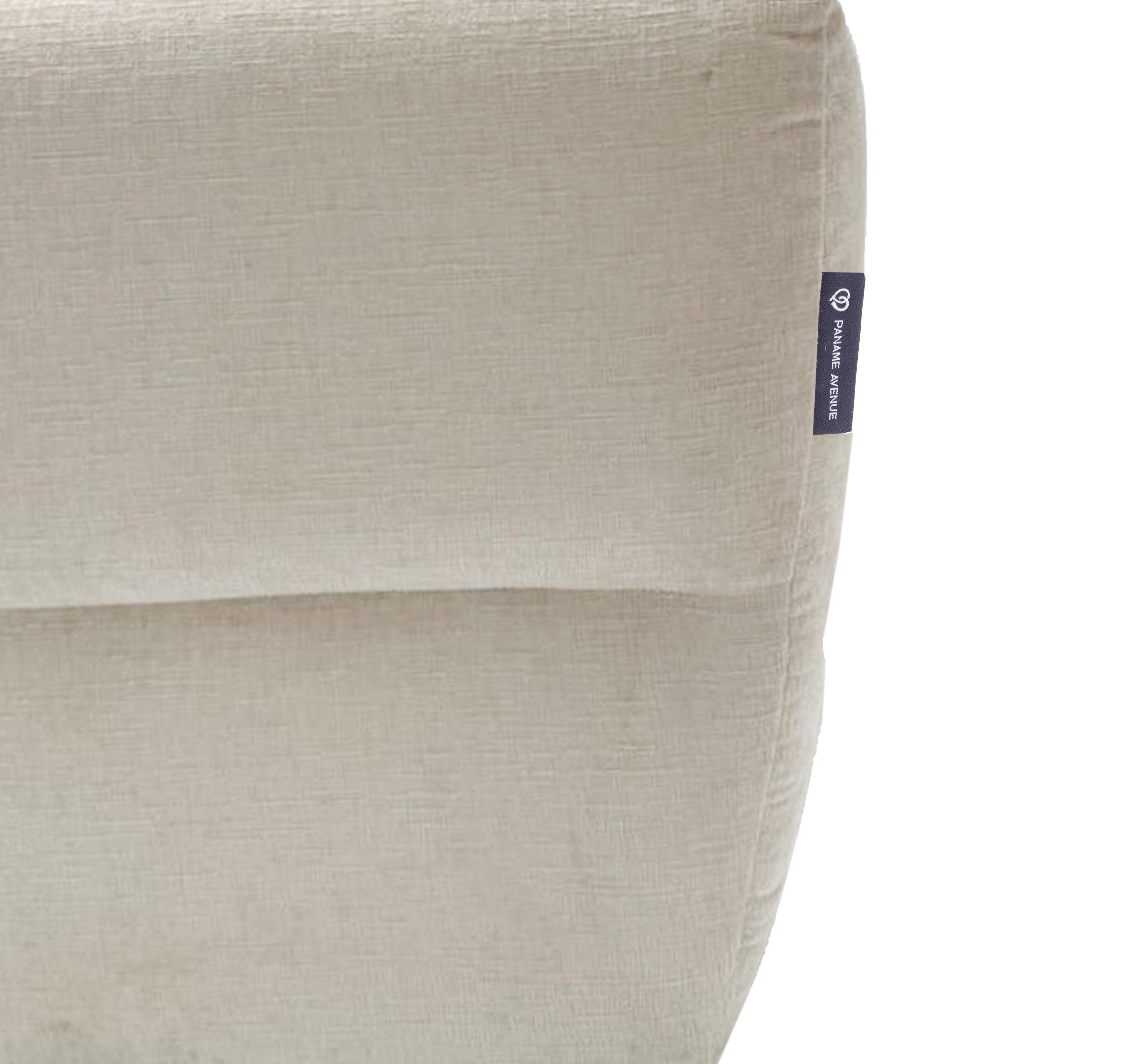 Canapé d’angle droit Notre-Dame-de-Nazareth en tissu chenille beige Paname Avenue, détail du label de la marque