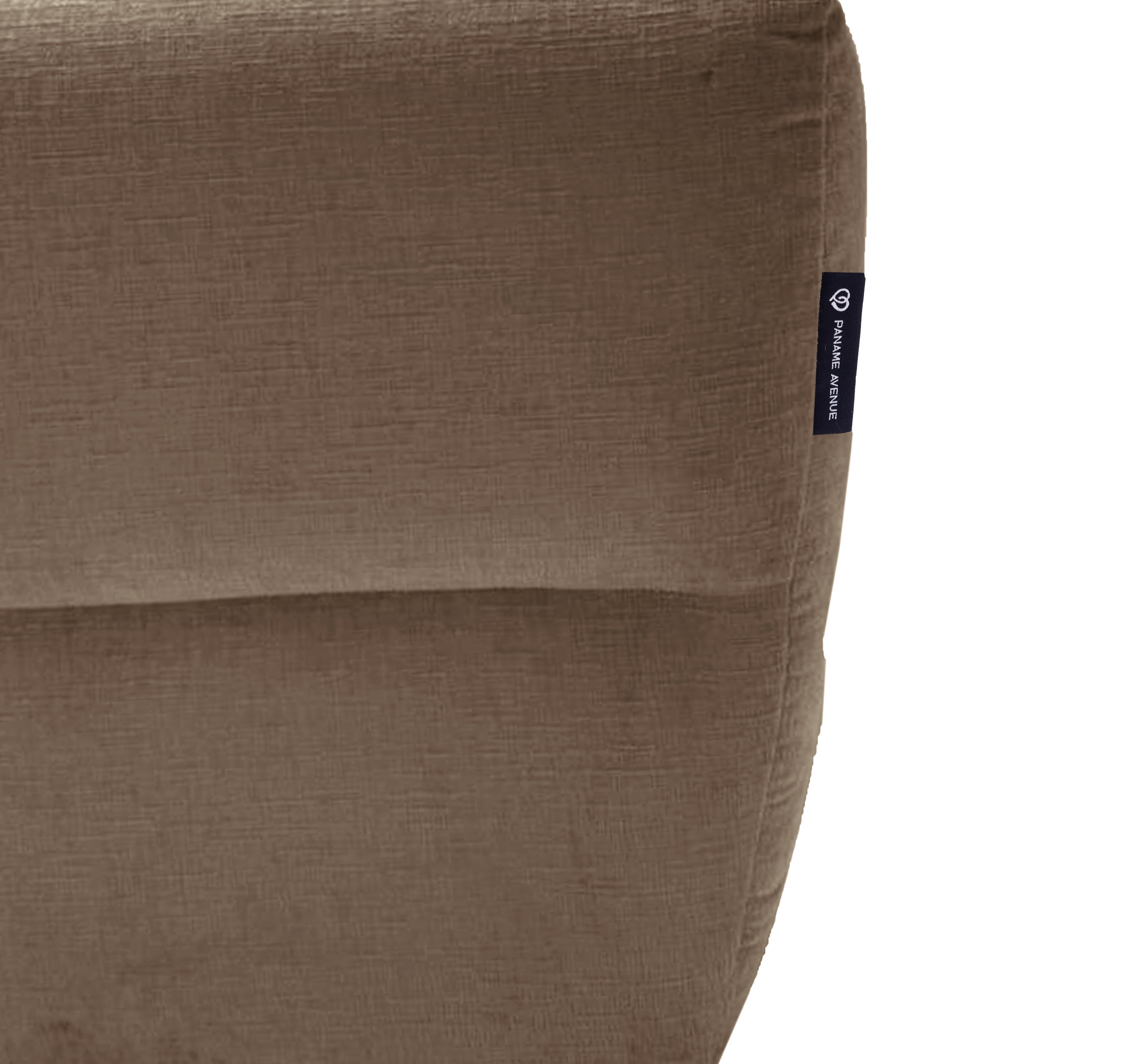 Canapé d’angle droit Notre-Dame-de-Nazareth en tissu chenille taupe Paname Avenue, détail du label de la marque