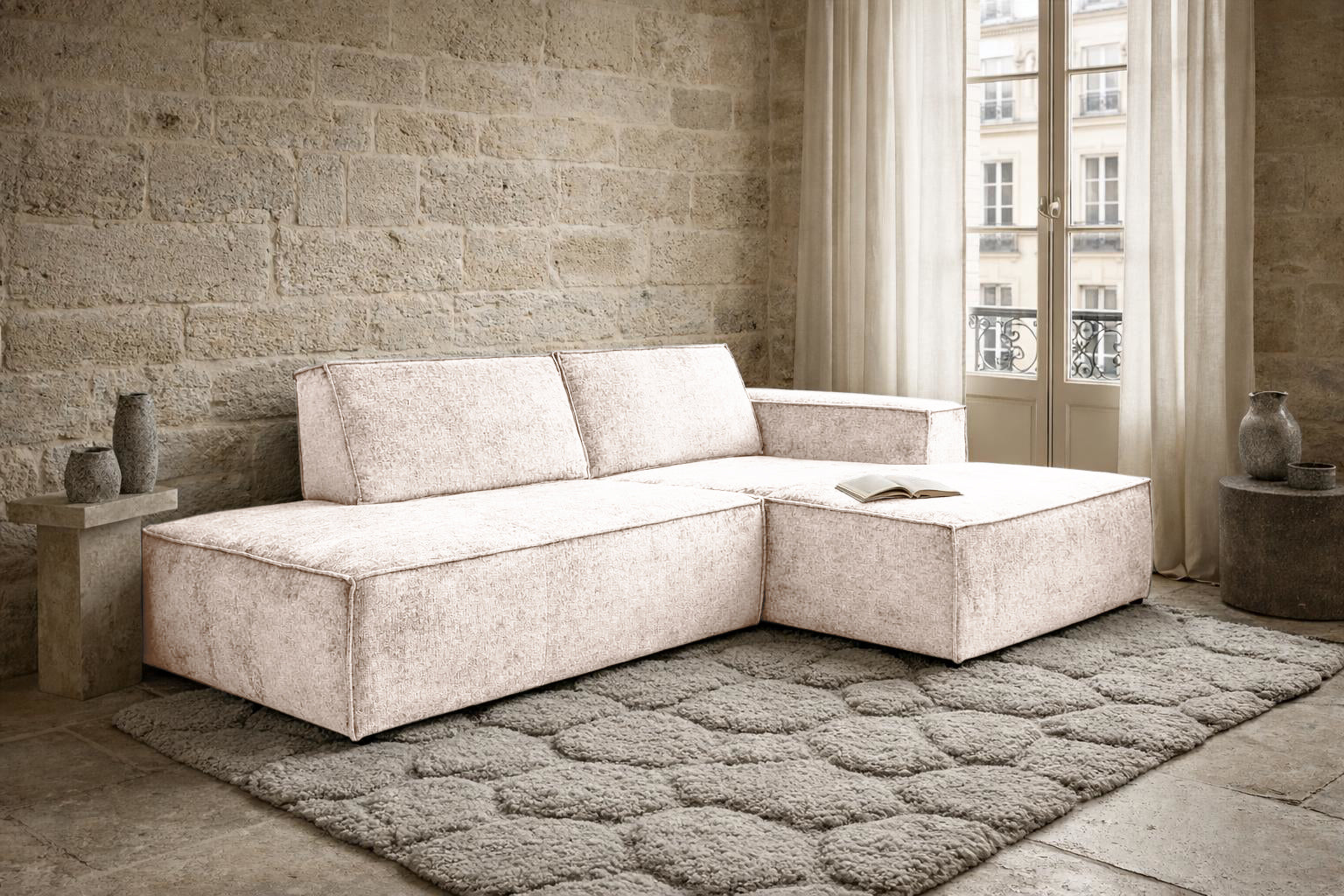 Canapé d’angle droit Prévôt en tissu chenille beige Paname Avenue, dans un décor inspire au quartier parisien