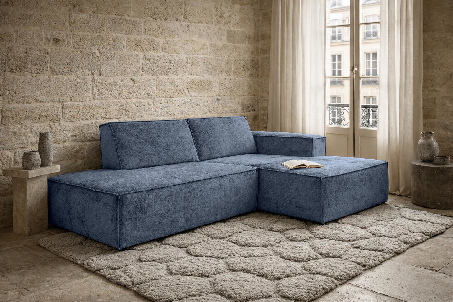 Canapé d’angle droit Prévôt en tissu chenille bleu Paname Avenue, dans un décor inspire au quartier parisien