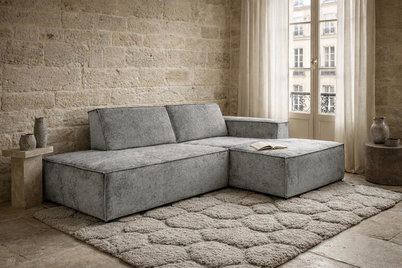 Canapé d’angle droit Prévôt en tissu chenille gris Paname Avenue, dans un décor inspire au quartier parisien