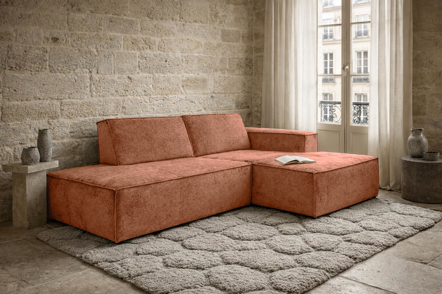 Canapé d’angle droit Prévôt en tissu chenille terracotta Paname Avenue, dans un décor inspire au quartier parisien