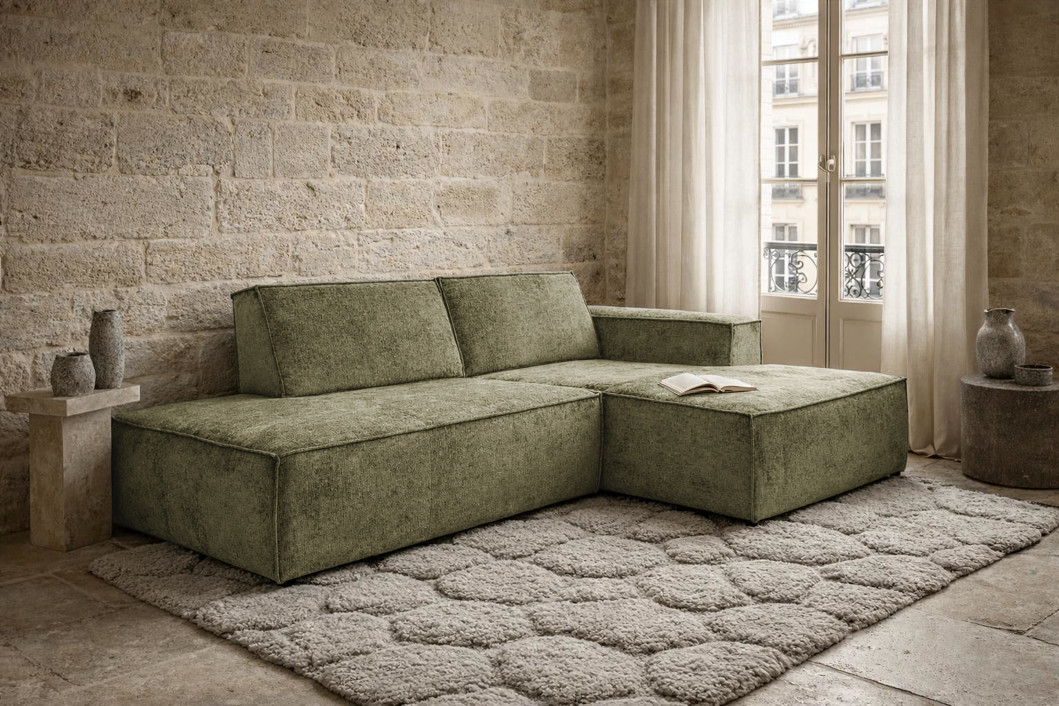 Canapé d’angle droit Prévôt en tissu chenille vert olive Paname Avenue, dans un décor inspire au quartier parisien