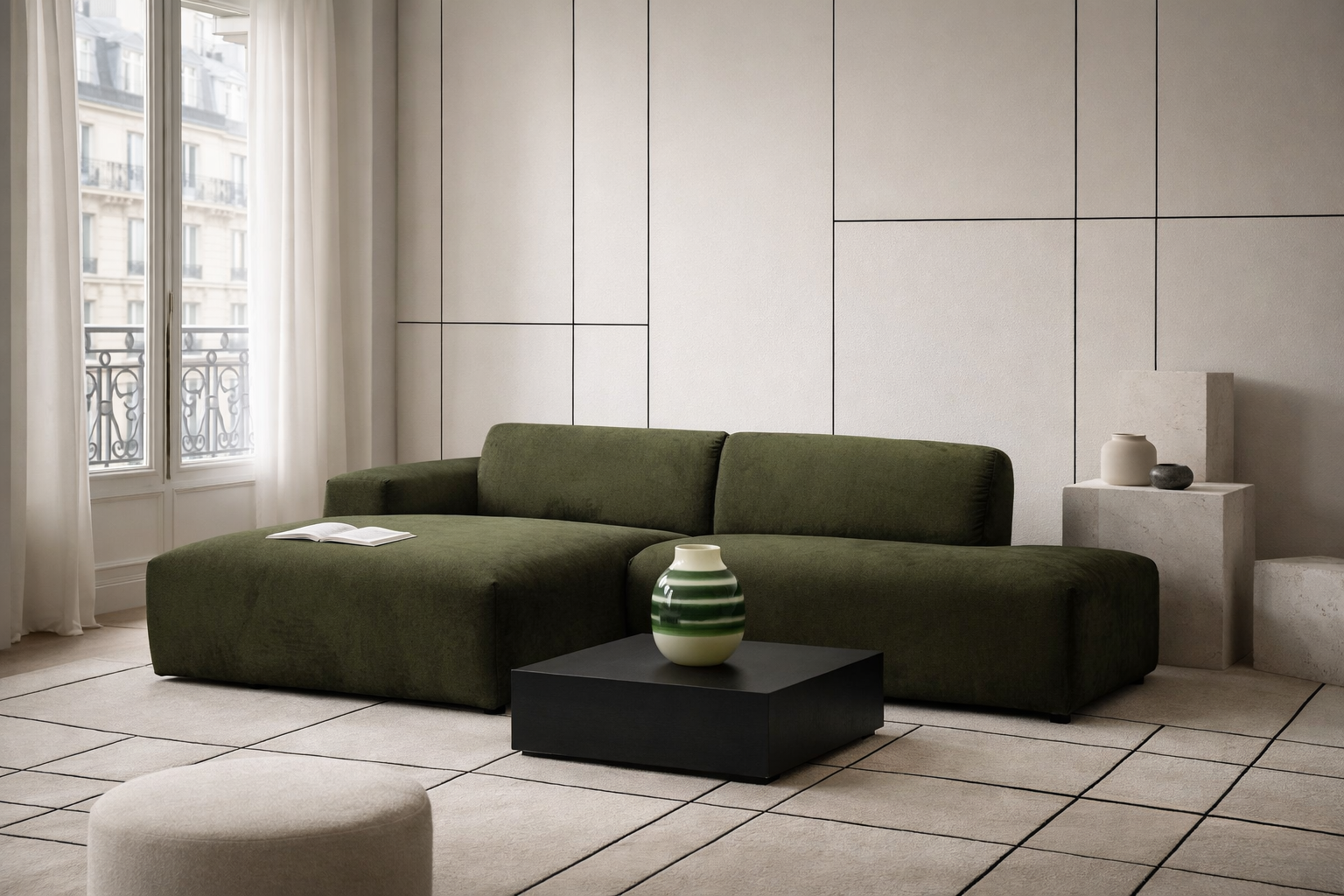 Canapé d’angle droit Temple en tissu chenille dans un salon d’appartement parisien avec décoration intérieure minimaliste