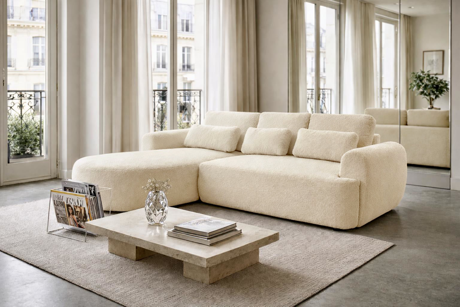 Canapé d’angle gauche Aboukir en tissu bouclette beige Paname Avenue, dans un décor inspire au quartier parisien