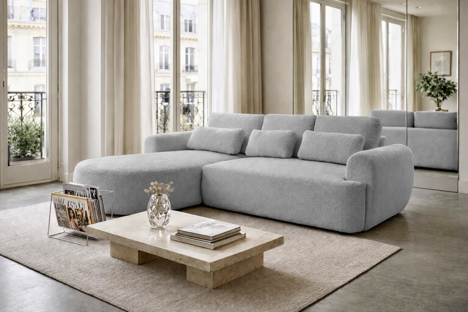 Canapé d’angle gauche Aboukir en tissu bouclette gris clair Paname Avenue, dans un décor inspire au quartier parisien