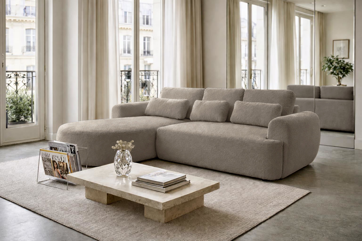 Canapé d’angle gauche Aboukir en tissu bouclette taupe Paname Avenue, dans un décor inspire au quartier parisien