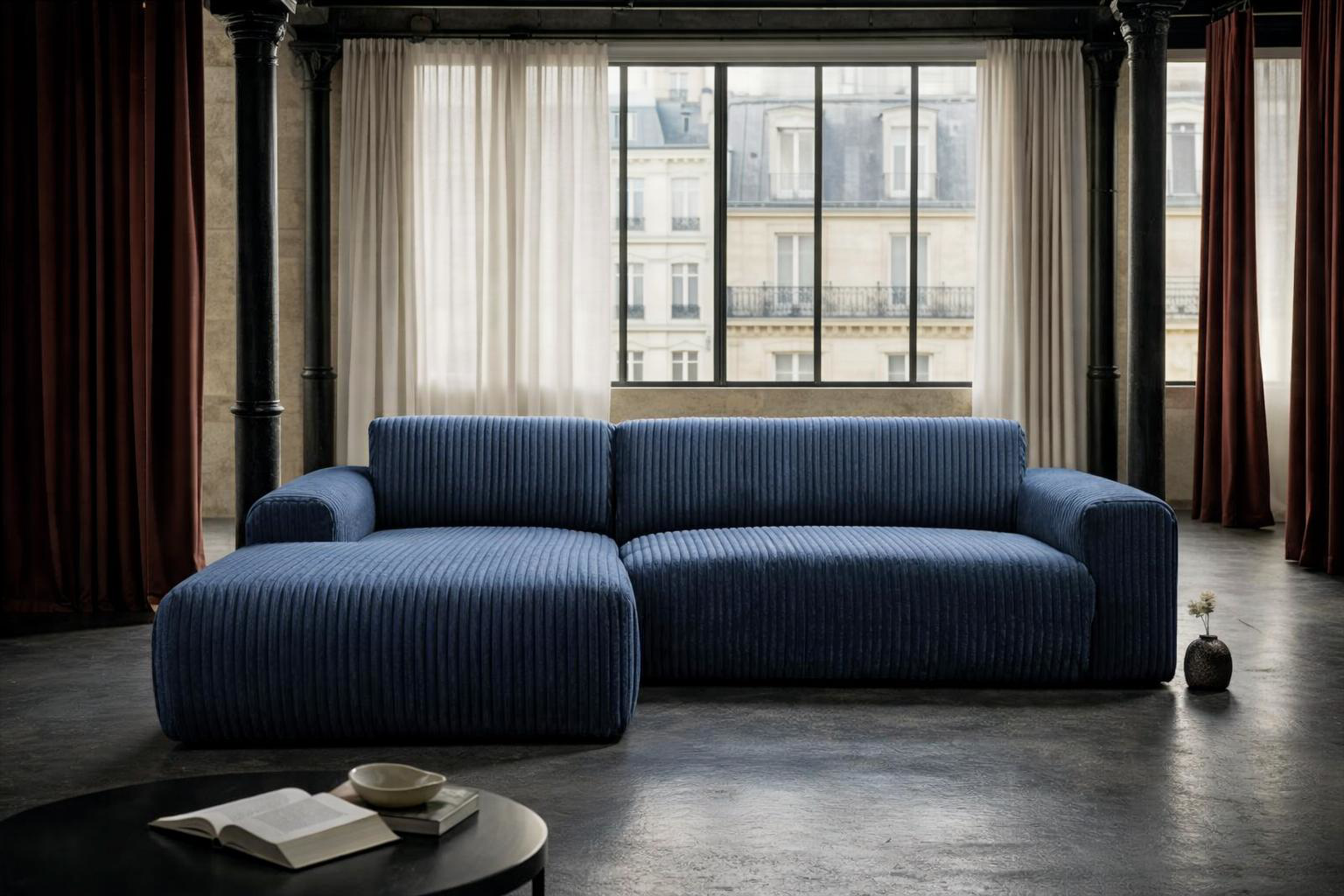 Canapé d’angle gauche Bruxelles en velours côtelé bleu foncé Paname Avenue dans un intérieur lumineux avec grandes fenêtres et ambiance contemporaine élégante