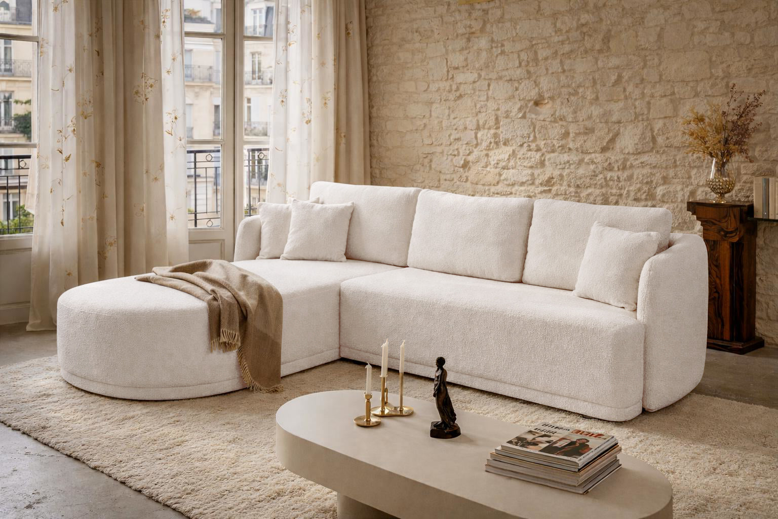 Canapé d’angle gauche Charlot en tissu bouclette beige Paname Avenue, dans un décor inspire au quartier parisien