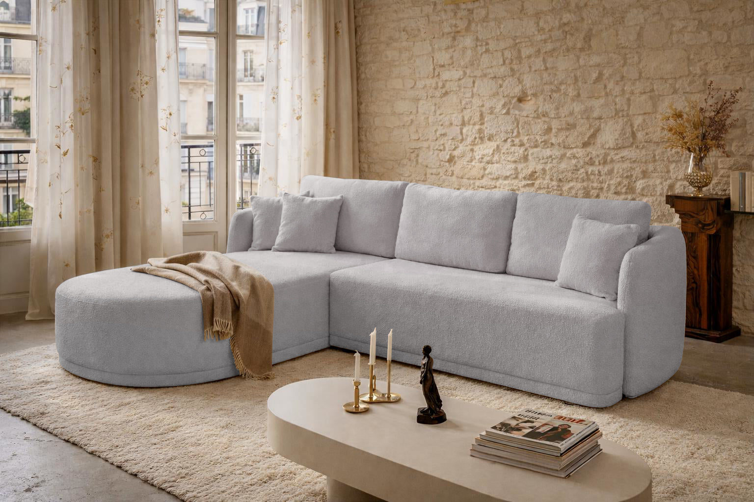 Canapé d’angle gauche Charlot en tissu bouclette gris Paname Avenue, dans un décor inspire au quartier parisien