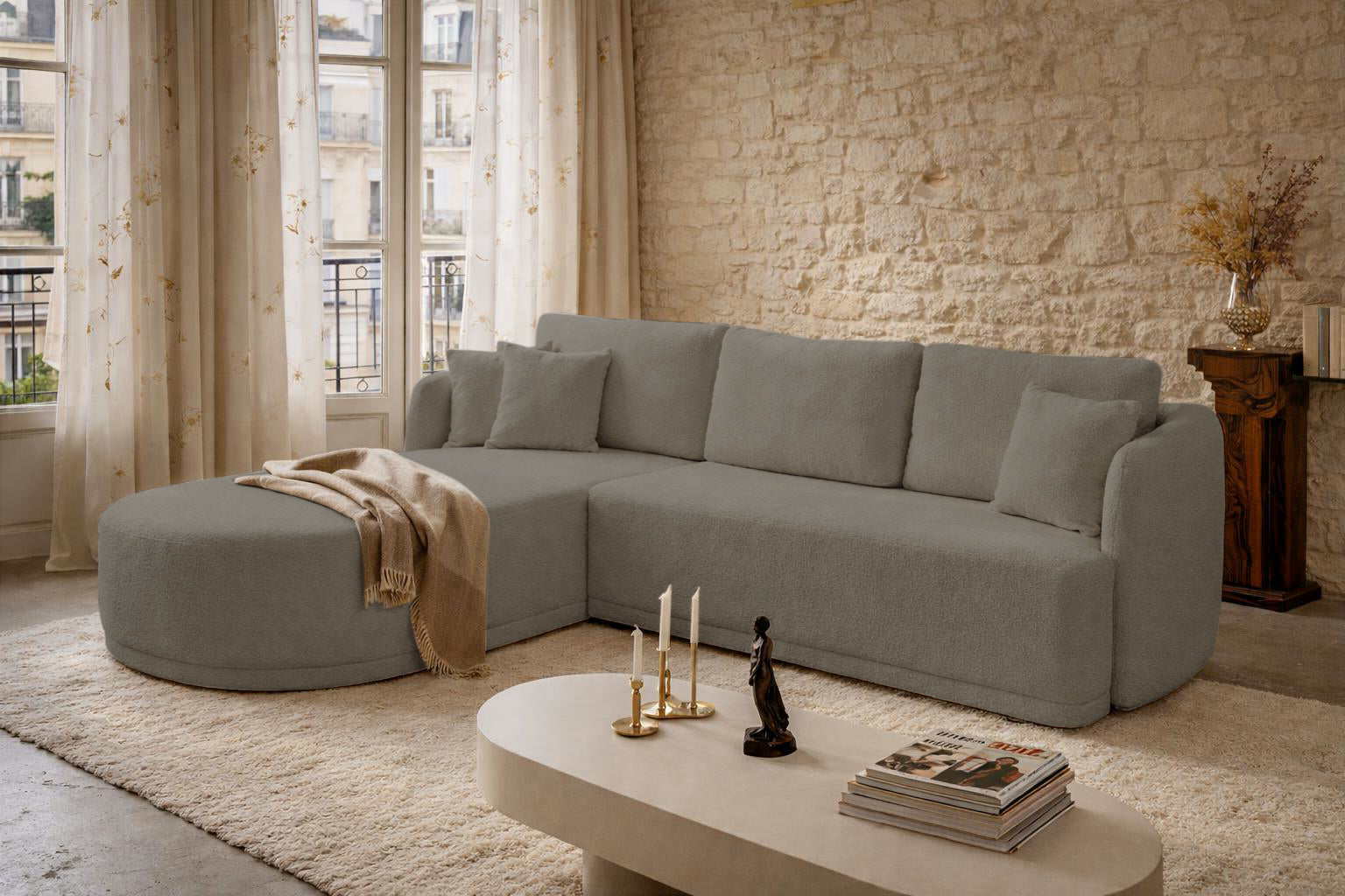 Canapé d’angle gauche convertible Charlot en tissu bouclette taupe Paname Avenue, dans un décor inspire au quartier parisien