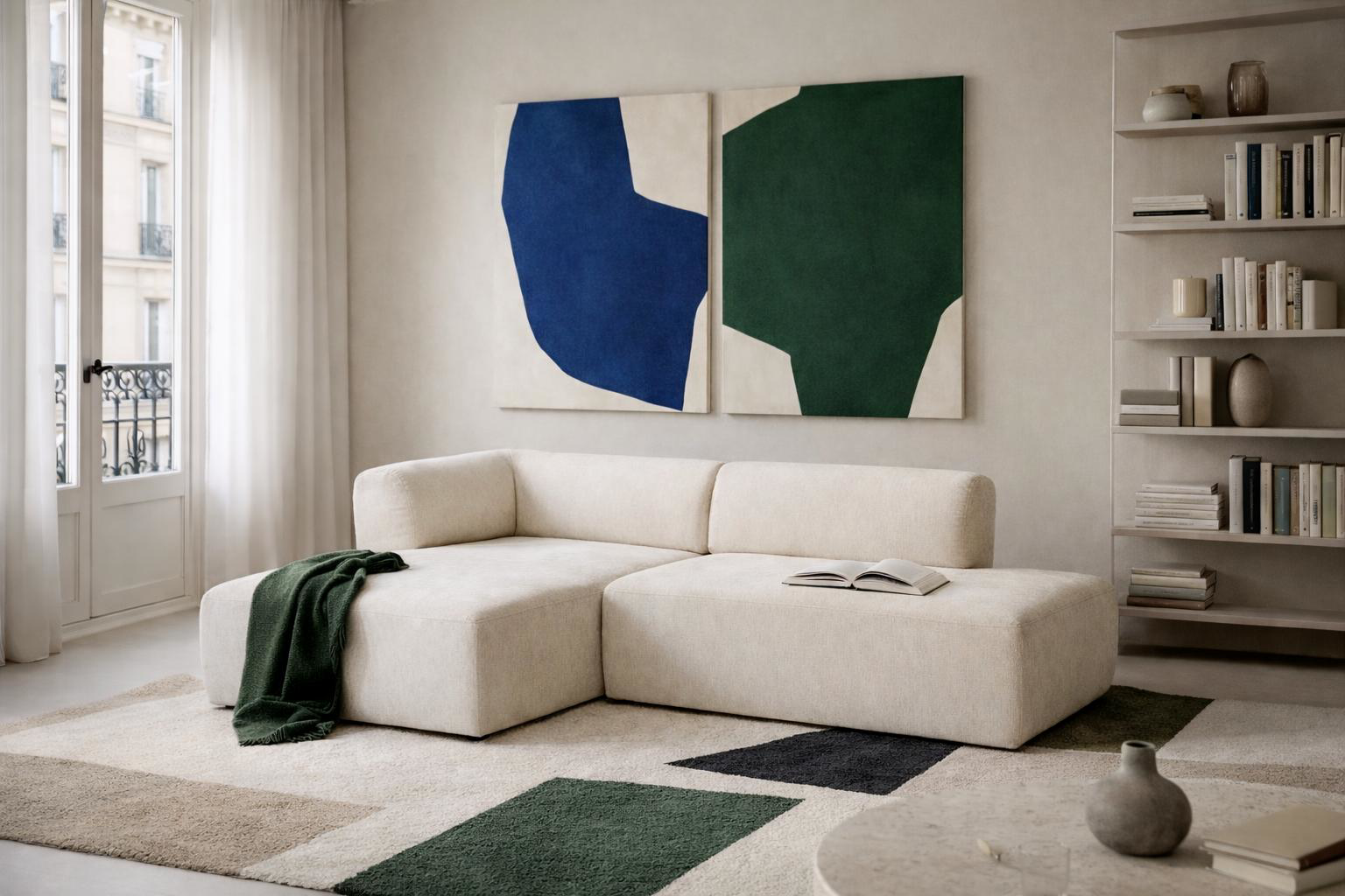 Canapé d’angle gauche Lancry Paname Avenue en tissu chenille beige dans un salon contemporain lumineux avec œuvres murales abstraites, bibliothèque minimaliste et ambiance élégante et apaisante
