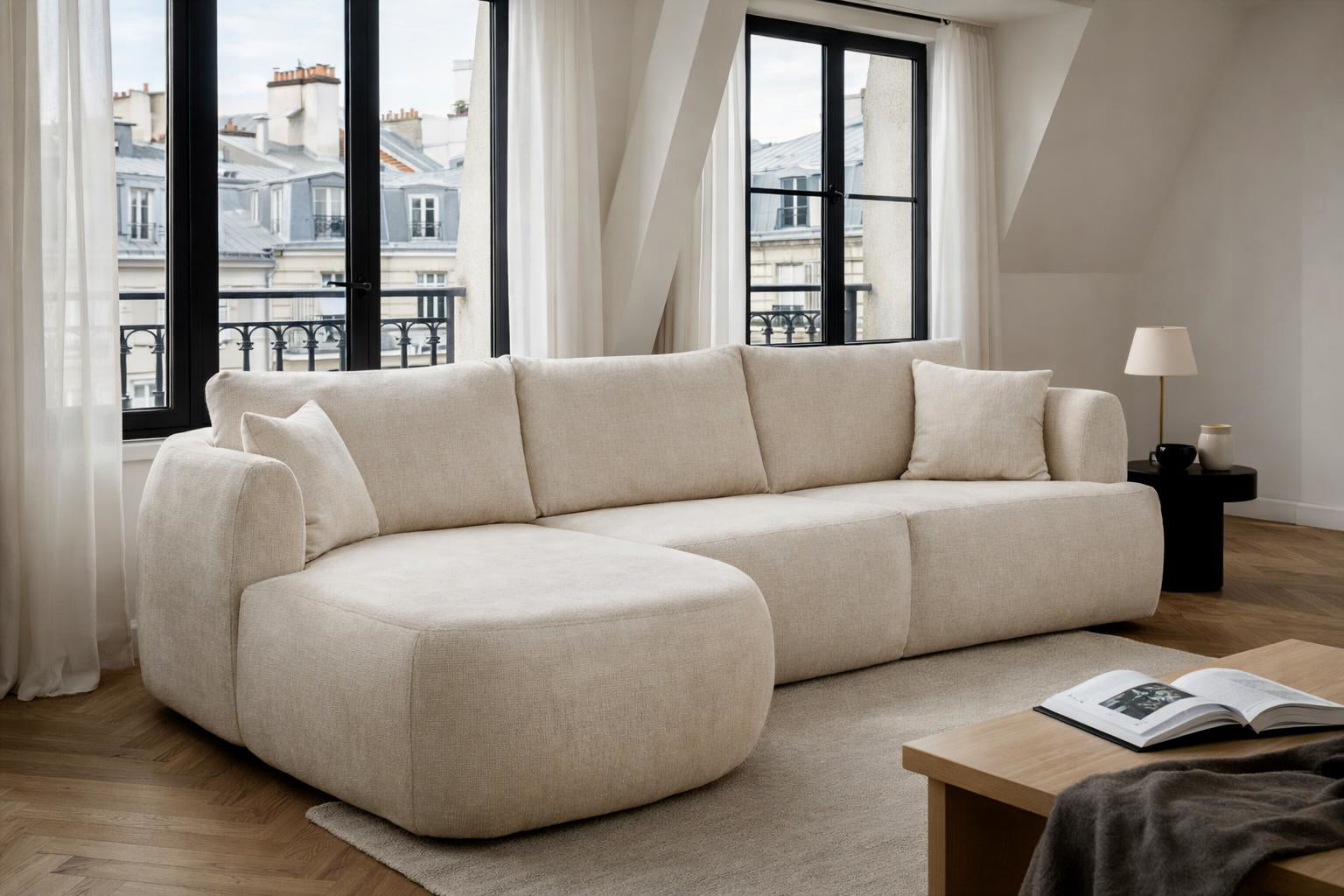 Canapé d’angle gauche Lepic en tissu chenille beige Paname Avenue, dans un décor inspire au quartier parisien