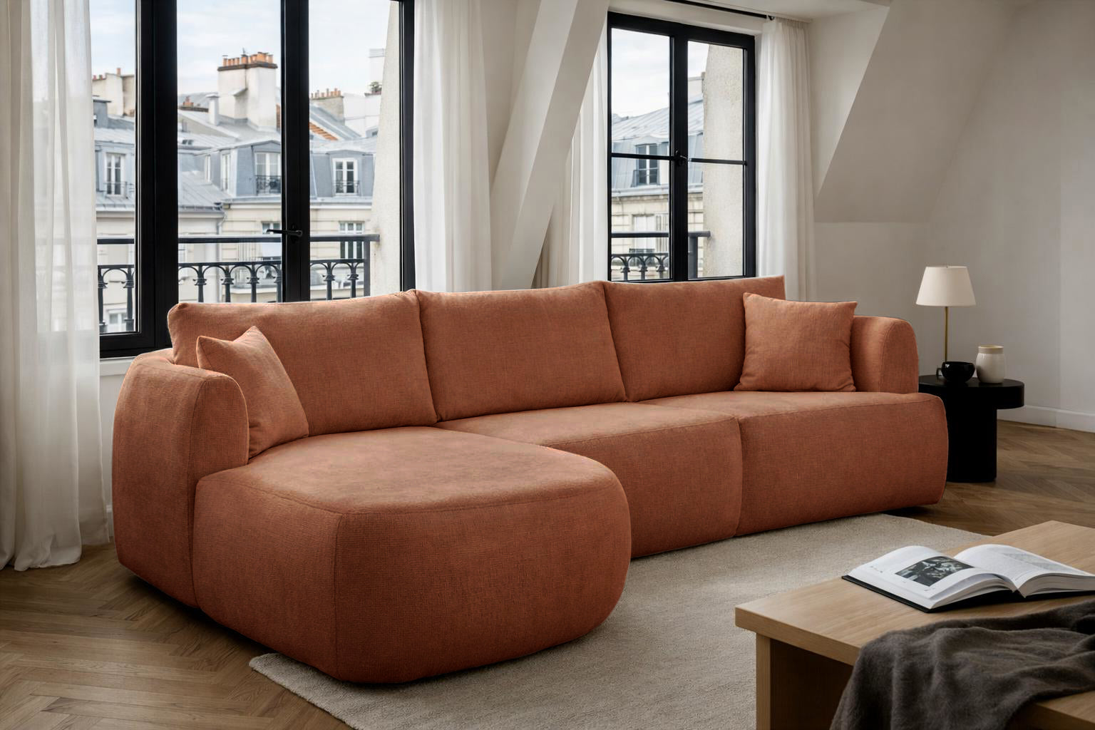 Canapé d’angle gauche Lepic en tissu chenille terracotta Paname Avenue, dans un décor inspire au quartier parisien