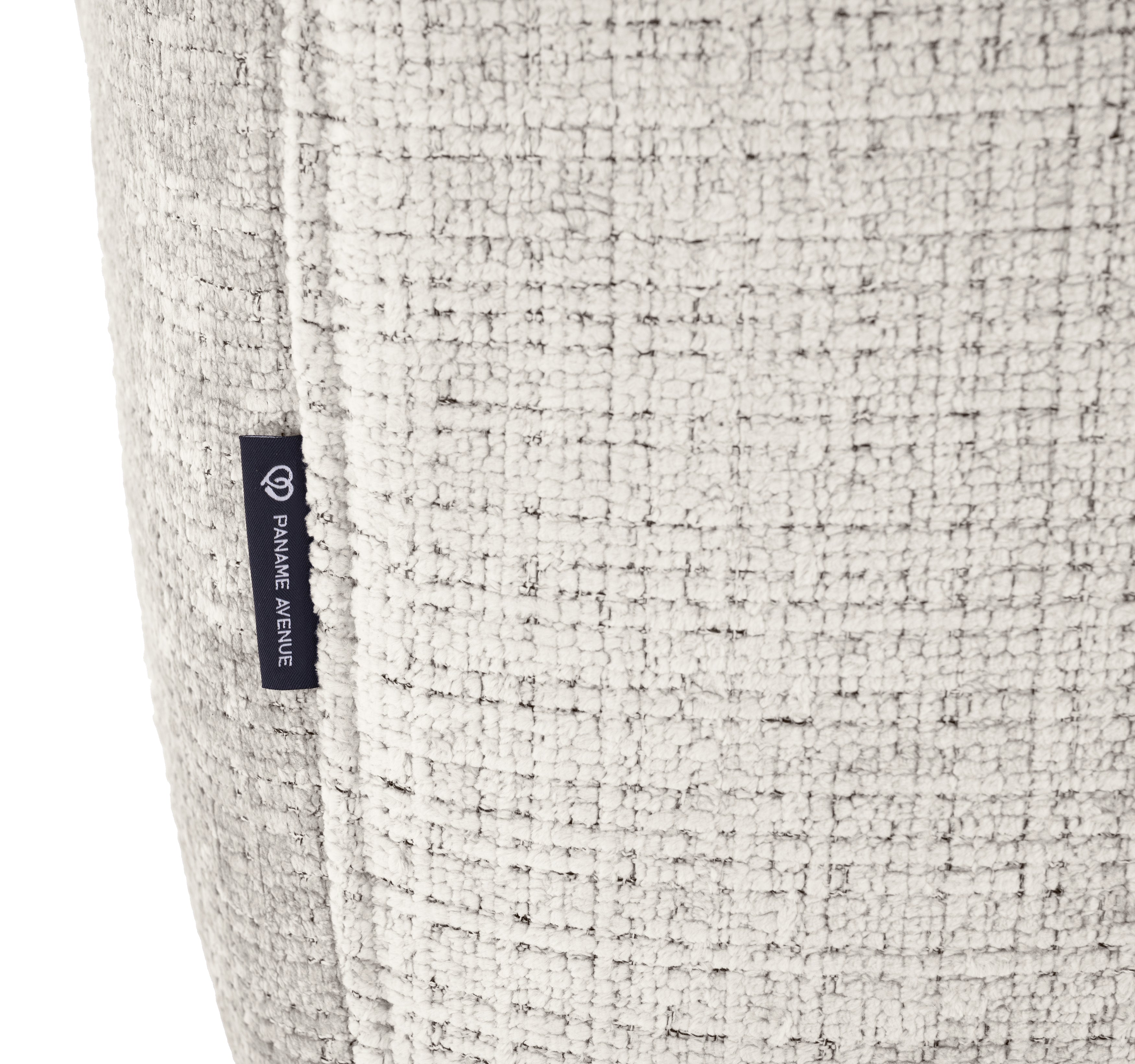 Canapé d’angle gauche Marché-Saint-Honoré en tissu chenille beige Paname Avenue, détail du label de la marque
