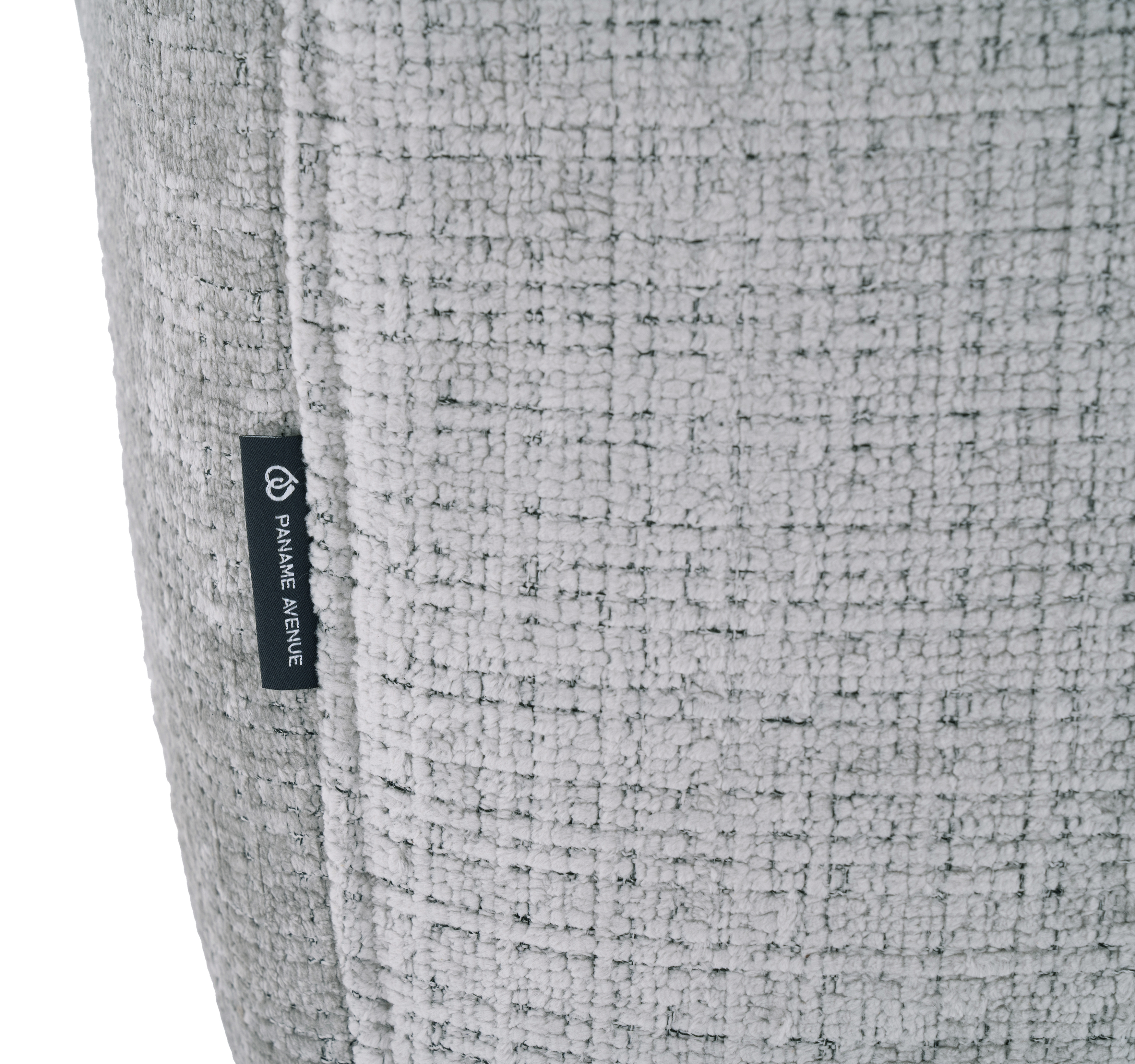 Canapé d’angle gauche Marché-Saint-Honoré en tissu chenille gris Paname Avenue, détail du label de la marque