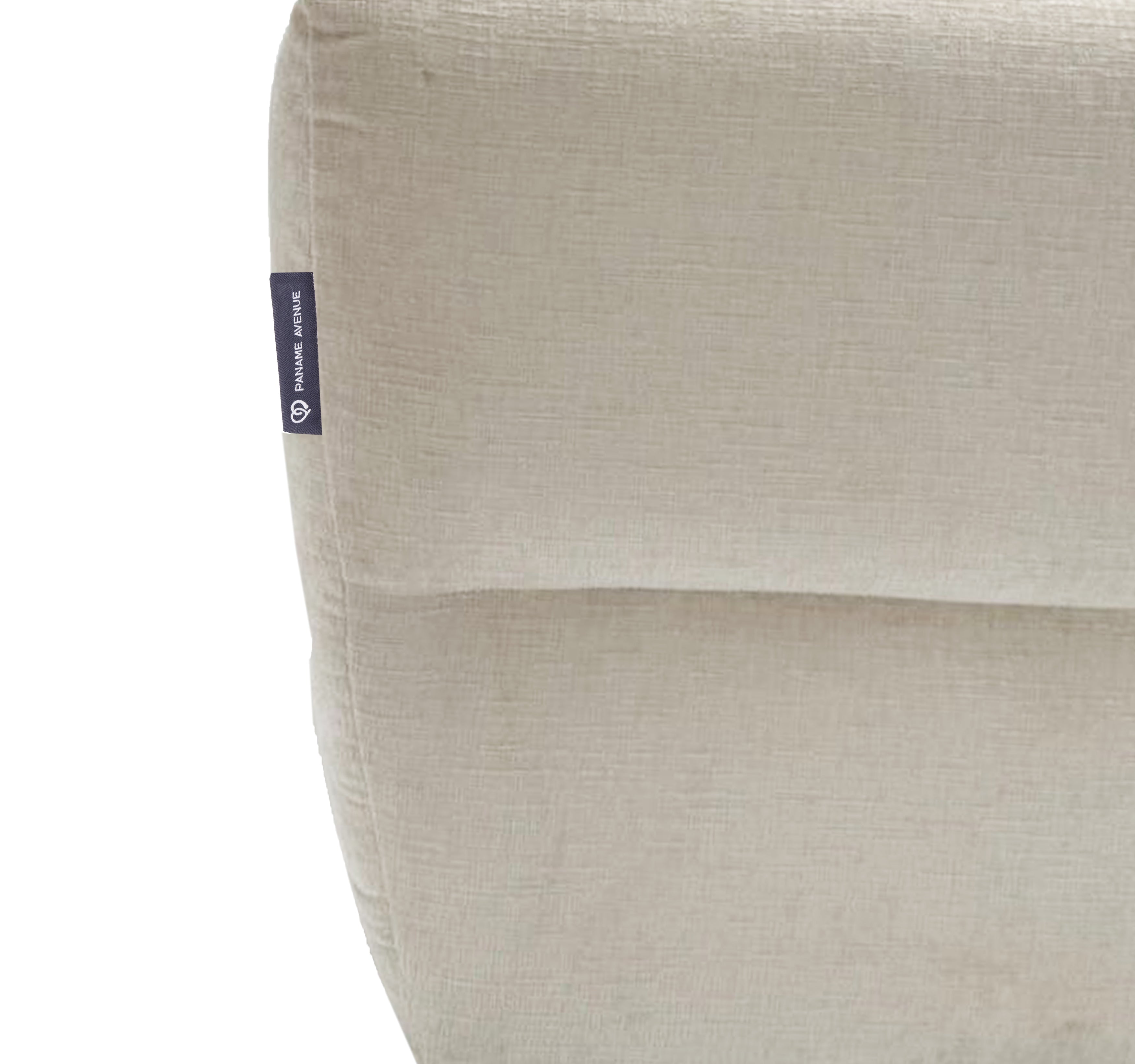 Canapé d’angle gauche Notre-Dame-de-Nazareth en tissu chenille beige Paname Avenue, détail du label de la marque
