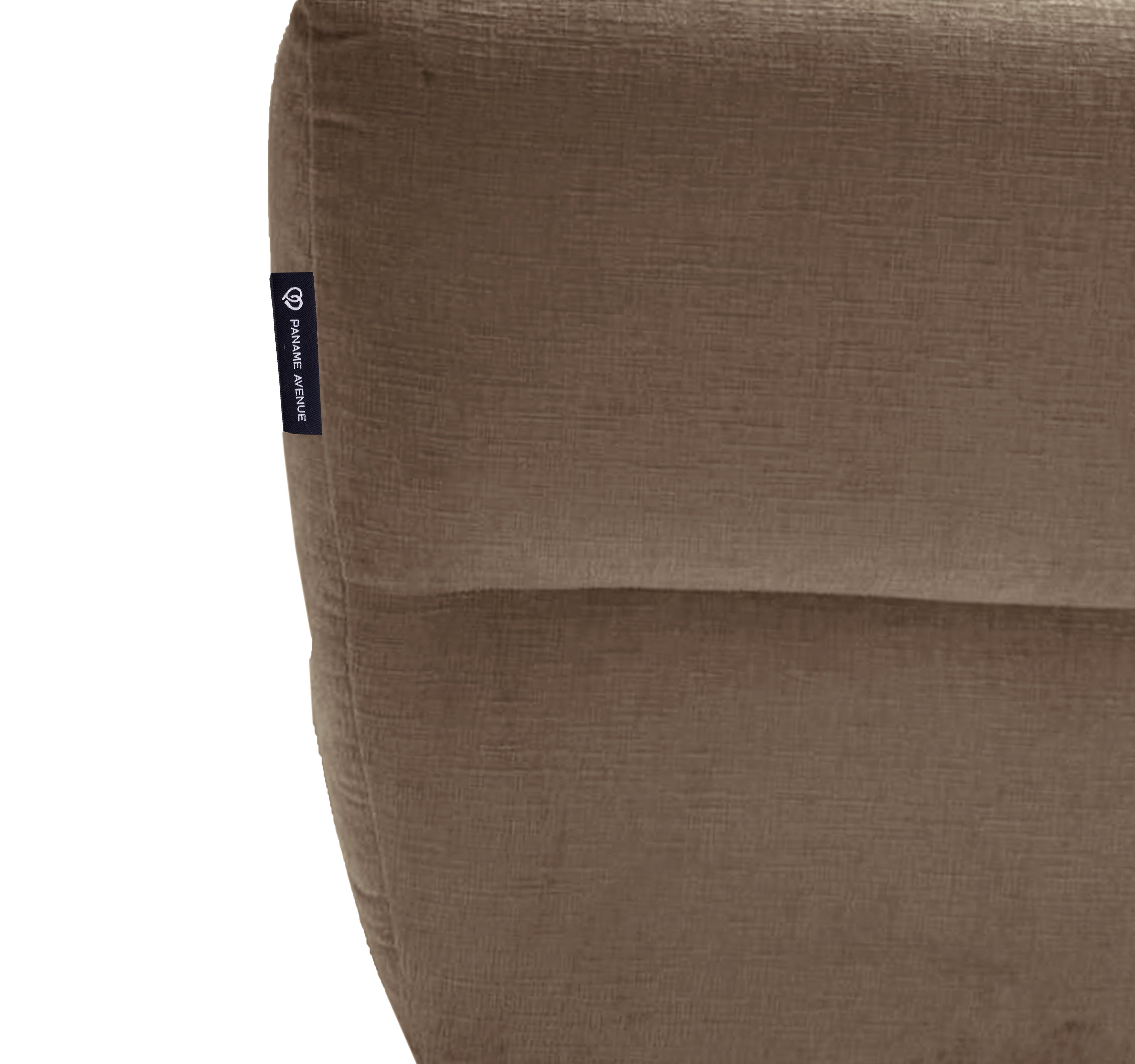 Canapé d’angle gauche Notre-Dame-de-Nazareth en tissu chenille taupe Paname Avenue, détail du label de la marque