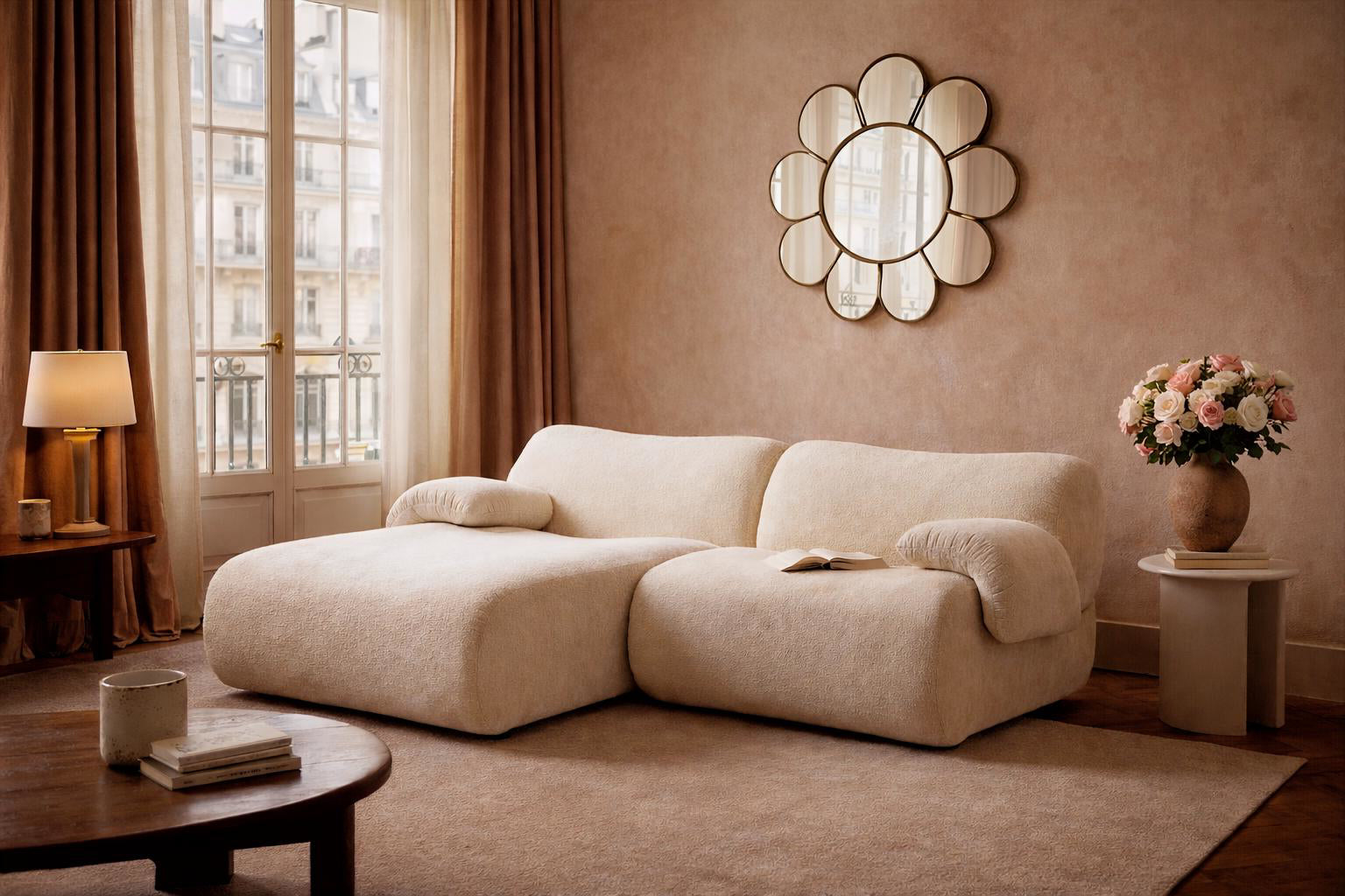 Canapé d’angle gauche Pot-de-Fer en tissu chenille beige Paname Avenue, dans un décor inspire au quartier parisien