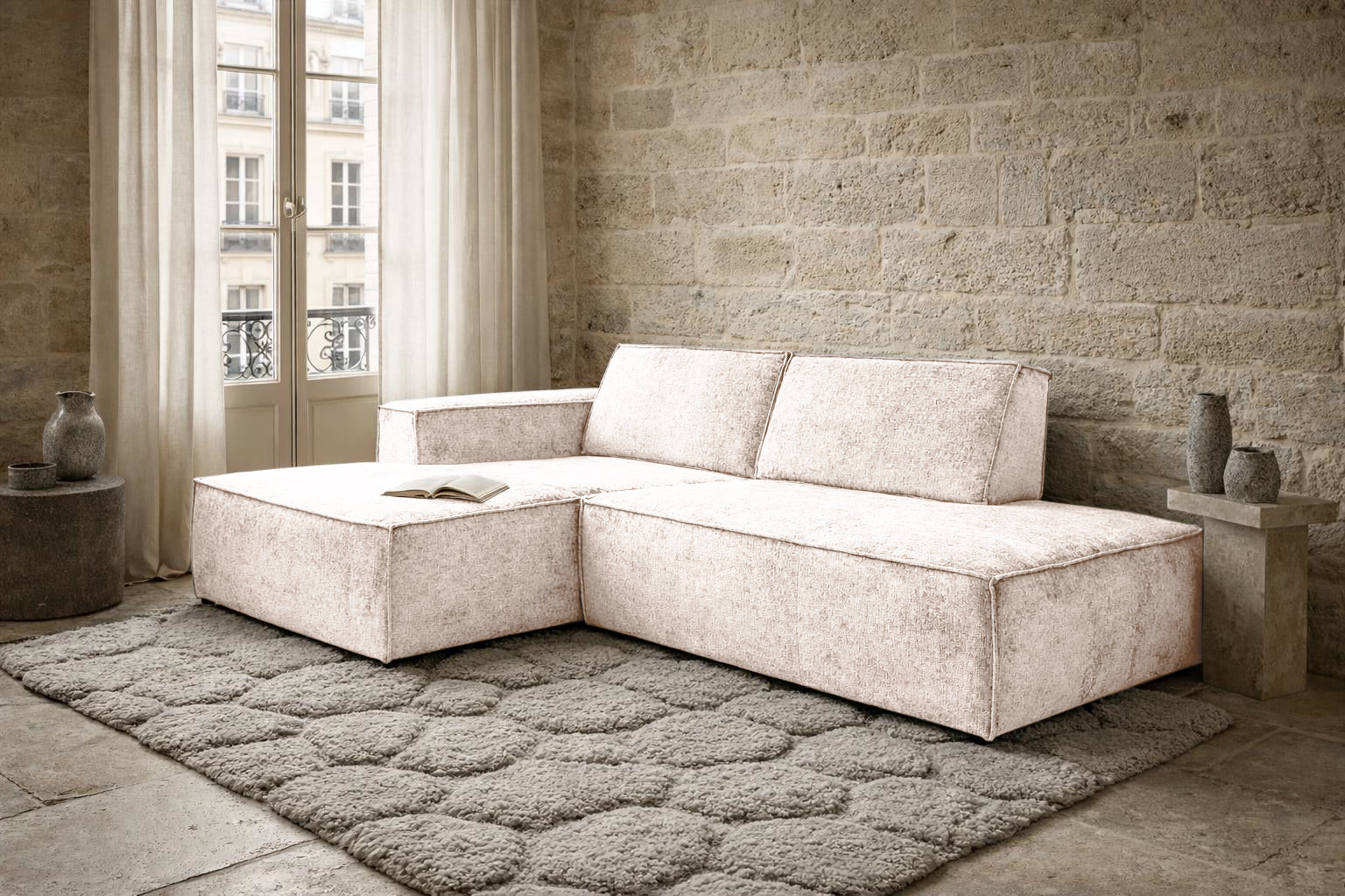 Canapé d’angle gauche Prévôt en tissu chenille beige Paname Avenue, dans un décor inspire au quartier parisien