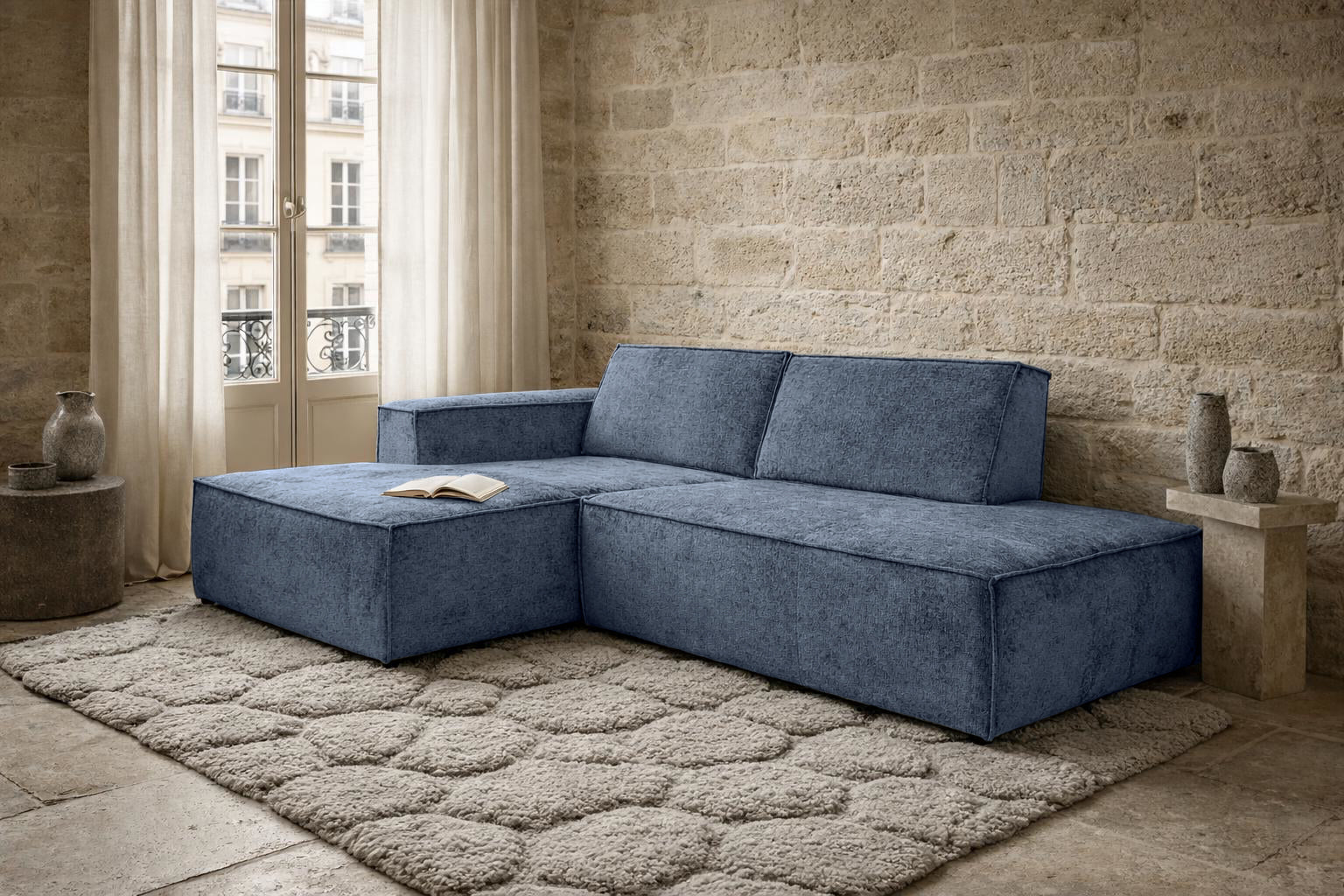 Canapé d’angle gauche Prévôt en tissu chenille bleu Paname Avenue, dans un décor inspire au quartier parisien