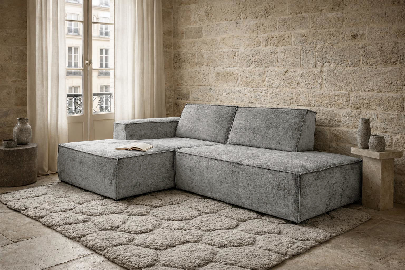 Canapé d’angle gauche Prévôt en tissu chenille gris Paname Avenue, dans un décor inspire au quartier parisien