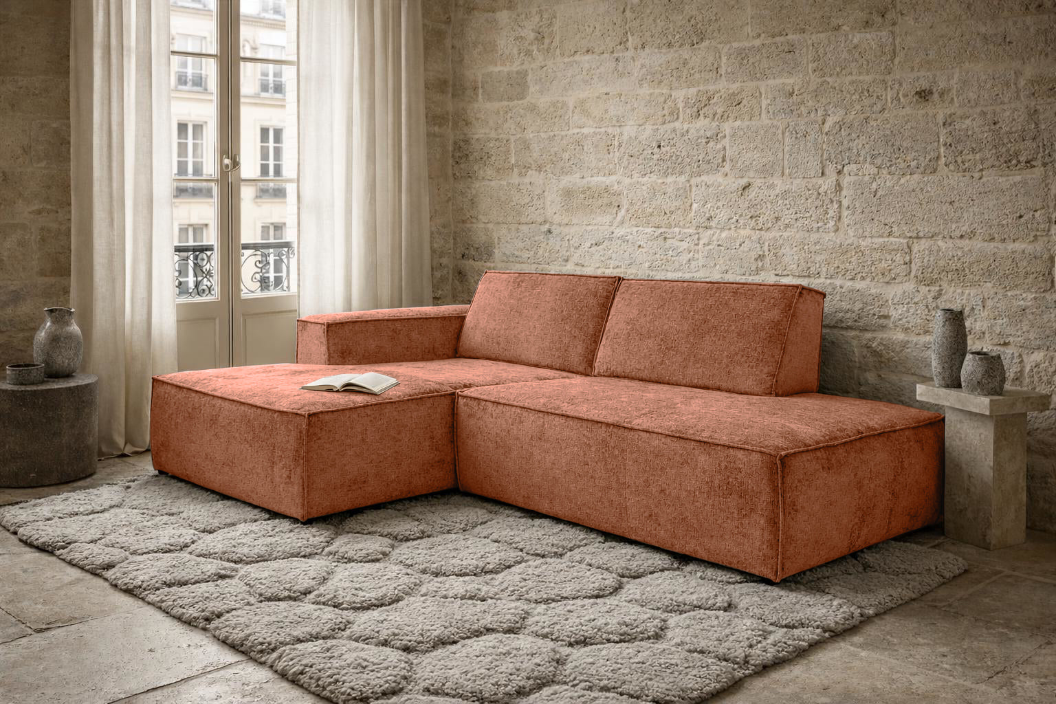 Canapé d’angle gauche Prévôt en tissu chenille terracotta Paname Avenue, dans un décor inspire au quartier parisien