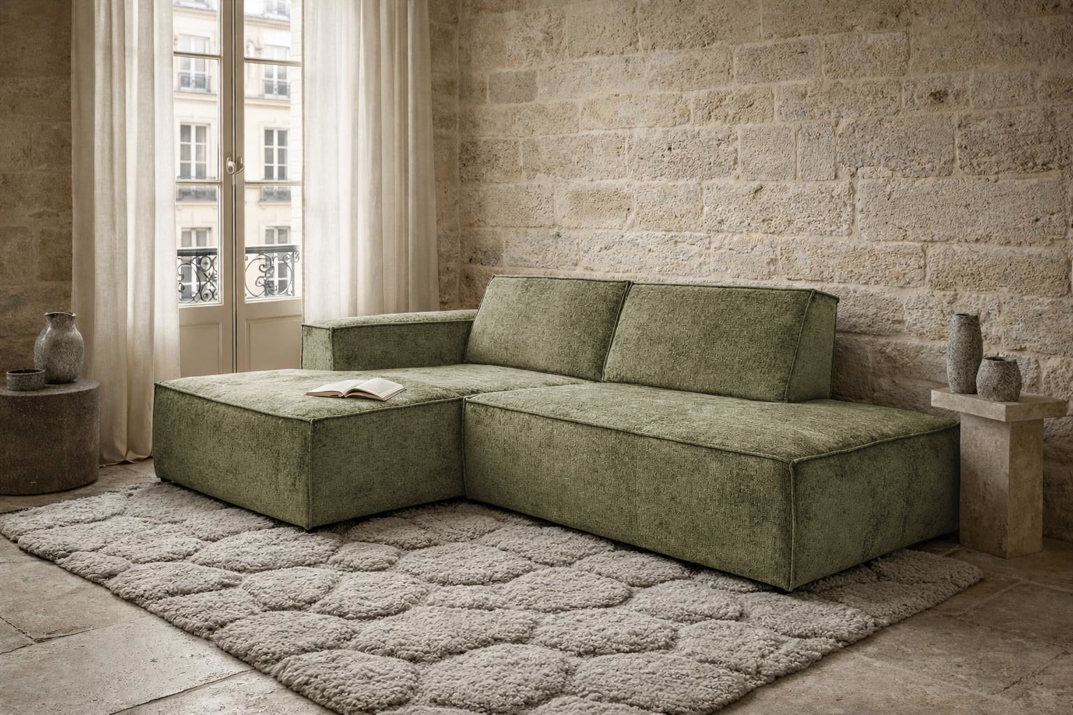 Canapé d’angle gauche Prévôt en tissu chenille vert olive Paname Avenue, dans un décor inspire au quartier parisien