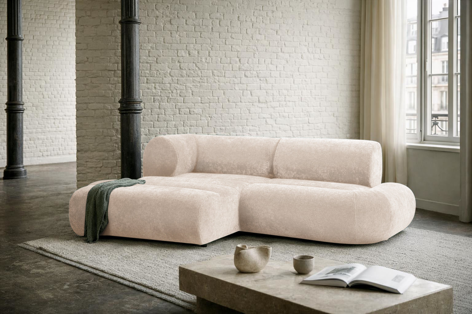 Canapé d’angle gauche Saint-Denis en tissu chenille beige Paname Avenue, dans un décor inspire au quartier parisien