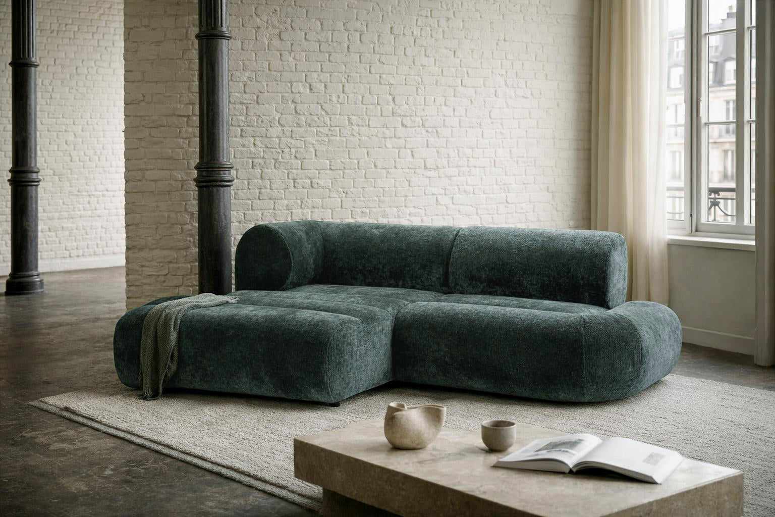 Canapé d’angle gauche Saint-Denis en tissu chenille vert Paname Avenue, dans un décor inspire au quartier parisien