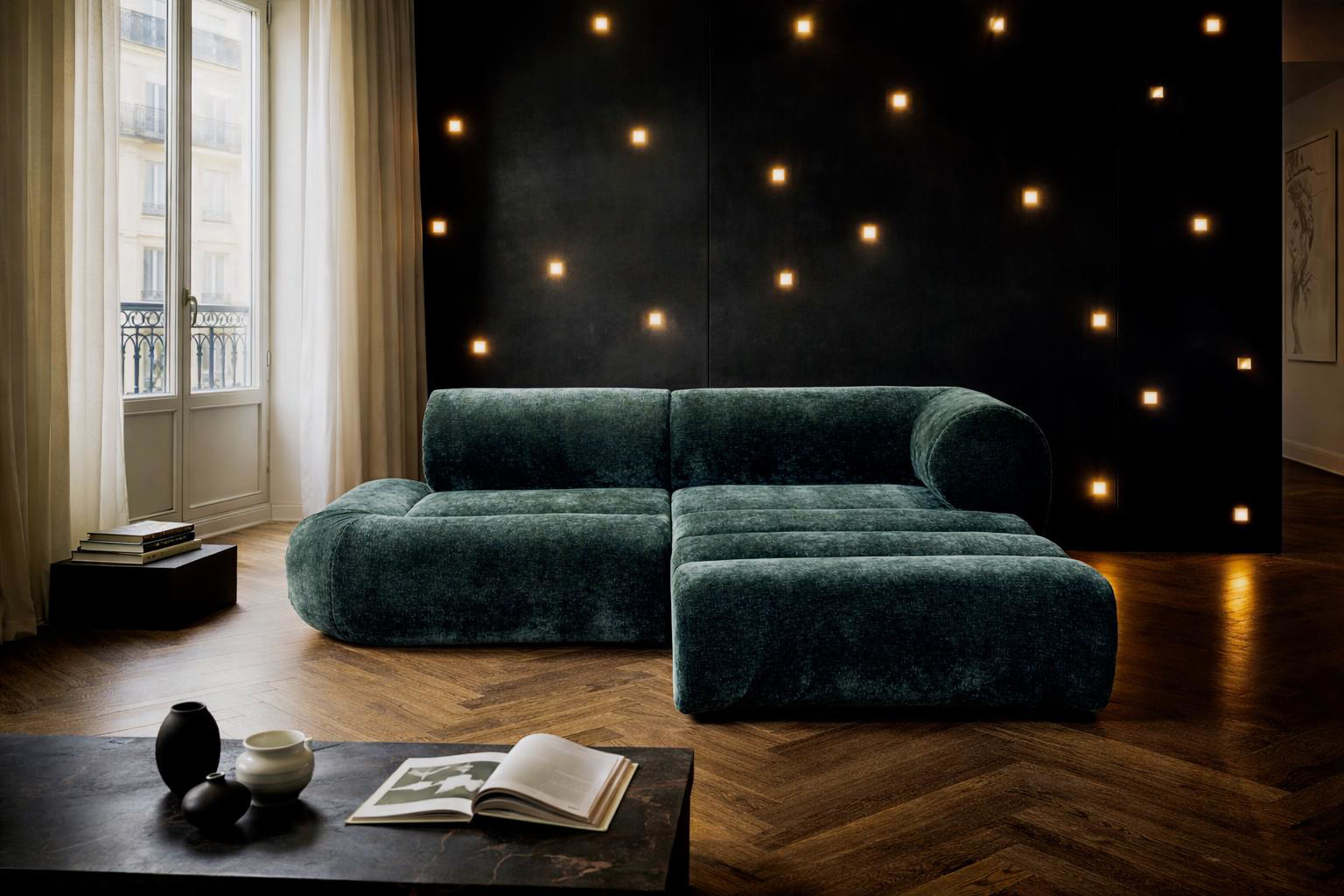 Canapé d'angle Saint-Denis Paname Avenue dans un salon intimiste avec parquet en point de Hongrie et mur noir avec leds incrustés